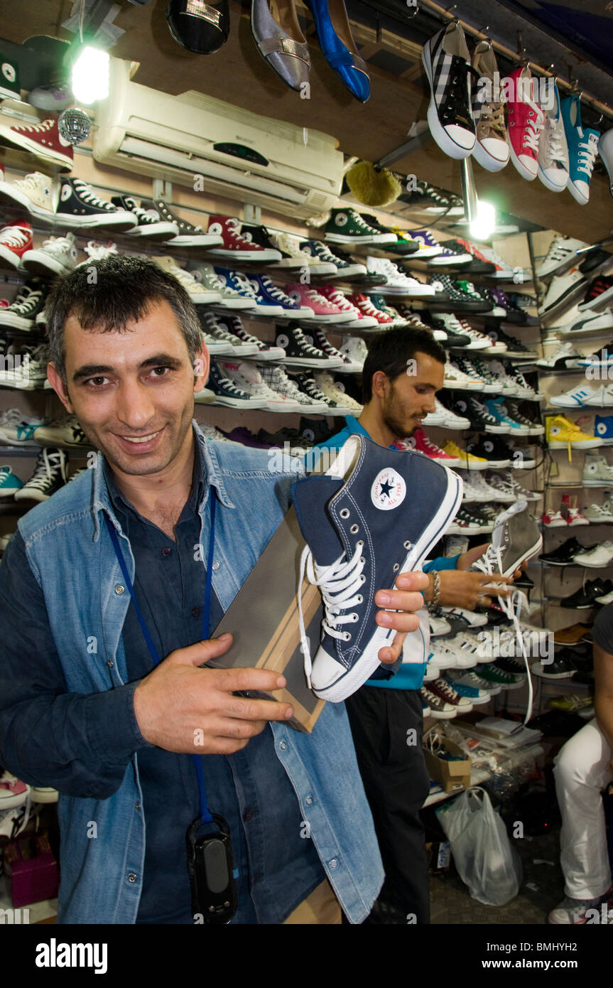 Turquie Istanbul Grand Bazar Kapali Carsi Kapalıcarsı magasin de chaussures chaussures All Stars illégaux clandestins Banque D'Images