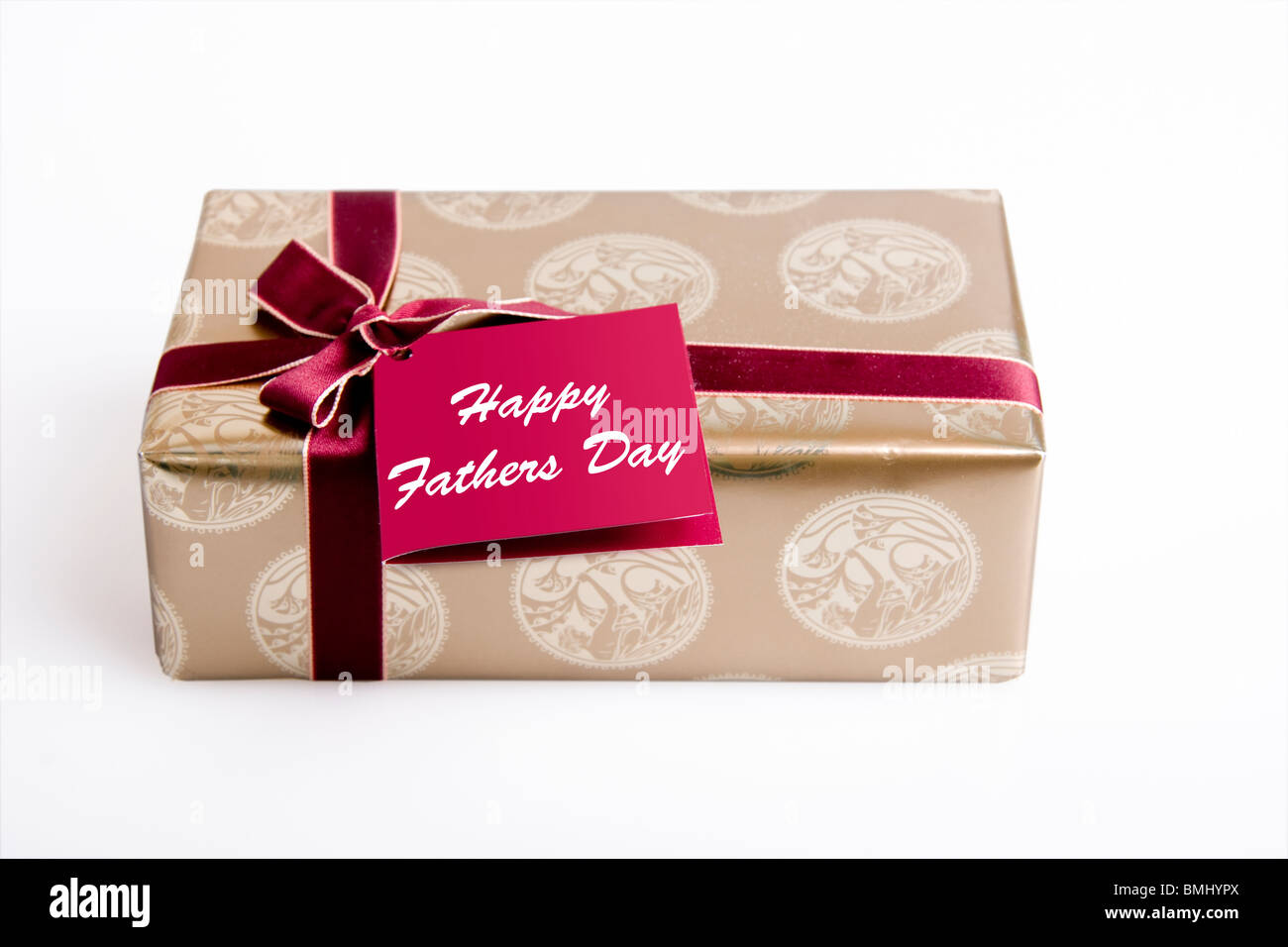 Gift wrapped present avec 'Happy Fathers Day' sur la carte Banque D'Images