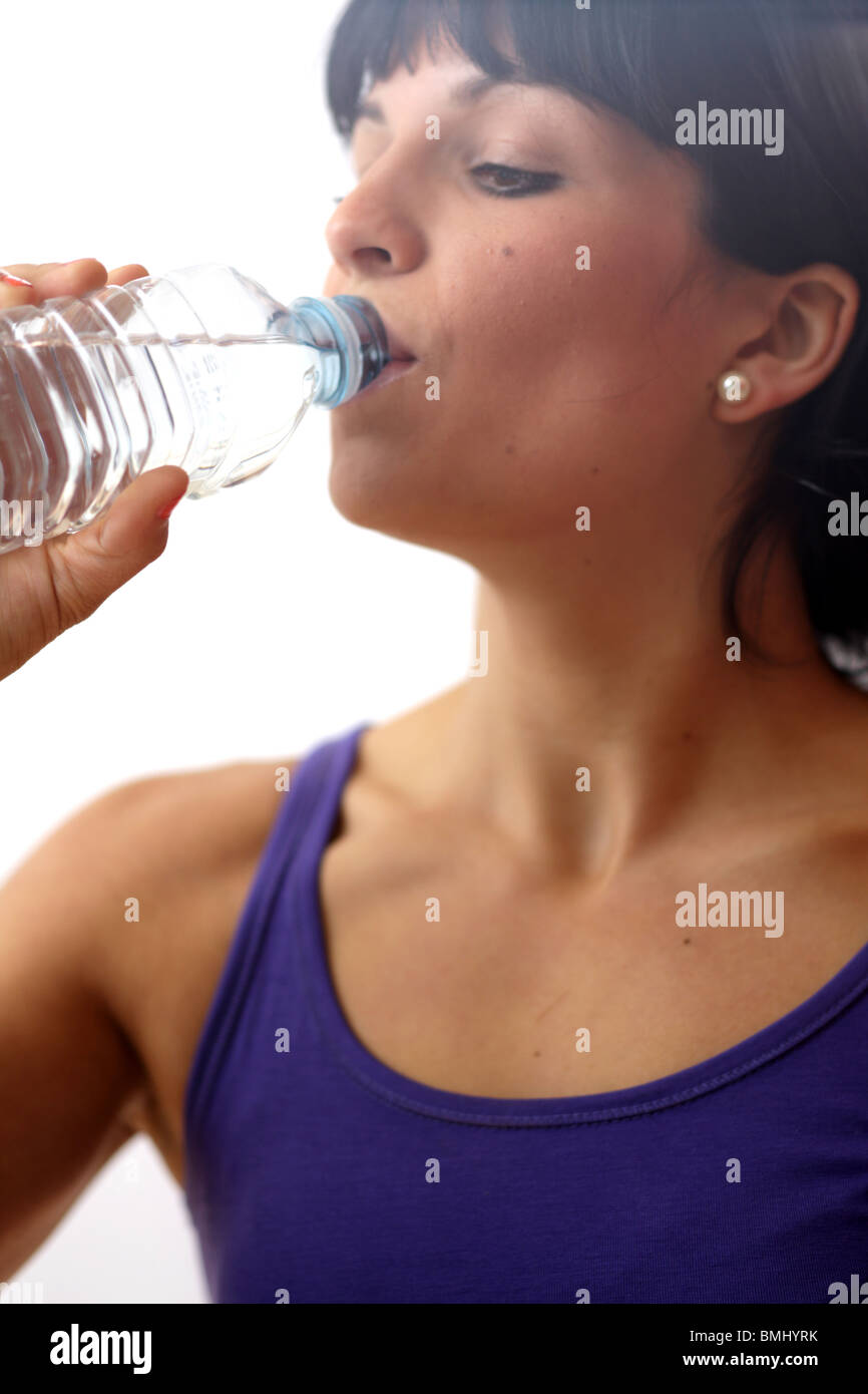 Jeune femme à boire de l'eau. Parution du modèle Banque D'Images