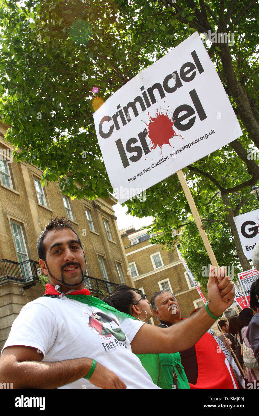 Un manifestant à la "Liberté pour la Palestine' démonstration sur Whitehall, Westminster, Londres, Angleterre, Royaume-Uni Banque D'Images