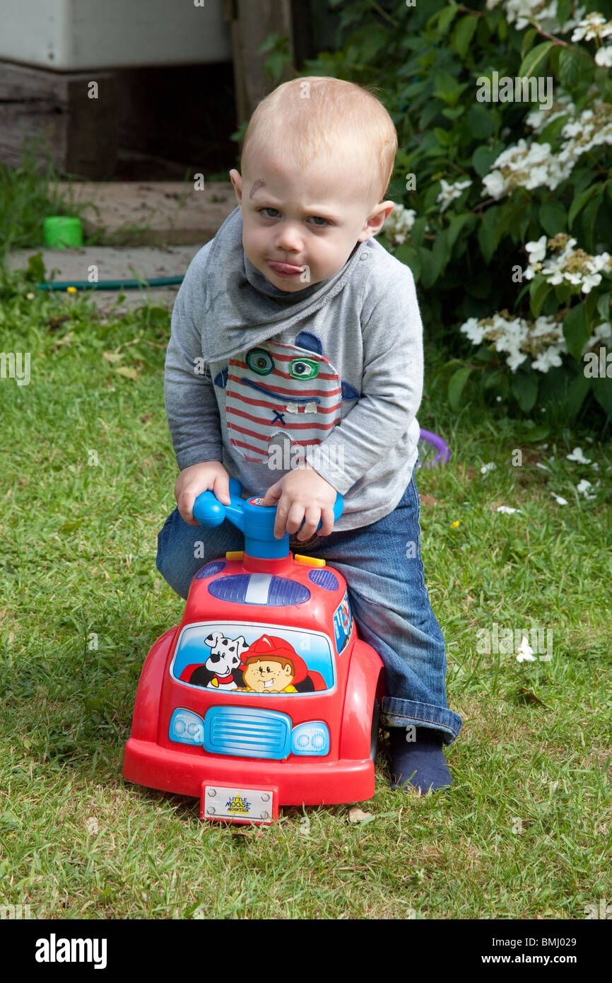Mignon Bebe Garcon 13 Mois Jouer Dehors Sur Un Jouet Ride Sur Camion Hampshire Angleterre Photo Stock Alamy