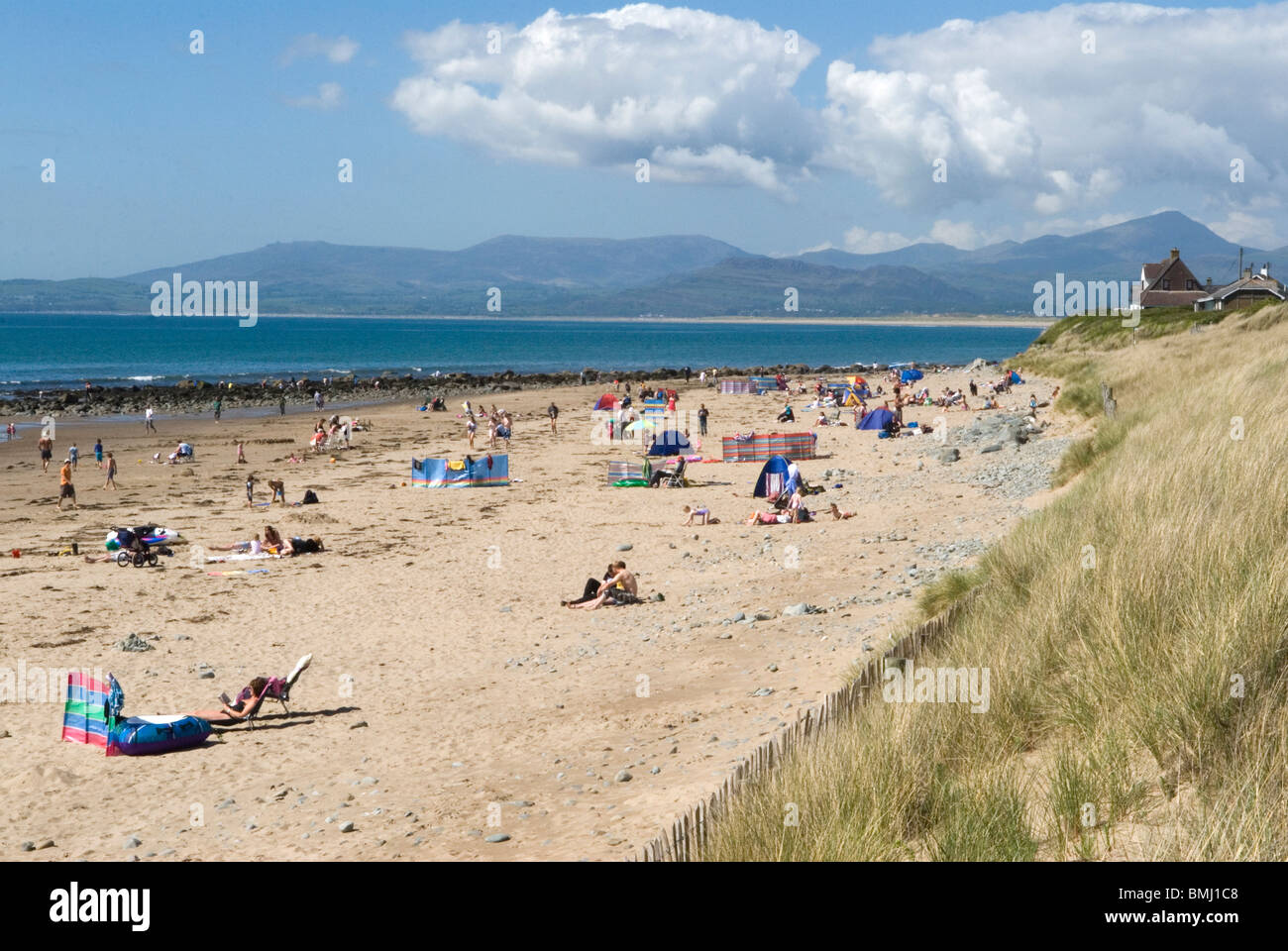 Llandanwg beach avec les vacanciers d'été. Gwynedd au nord du Pays de Galles au Royaume-Uni. Le Parc National de Snowdonia en distance. Banque D'Images