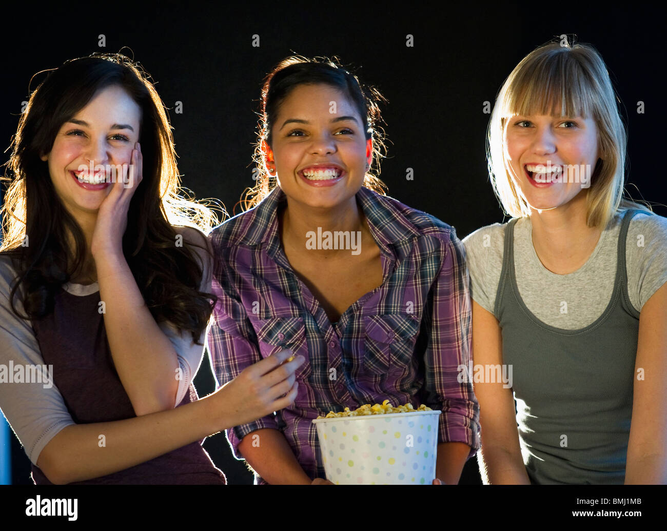 Les jeunes filles eating popcorn Banque D'Images