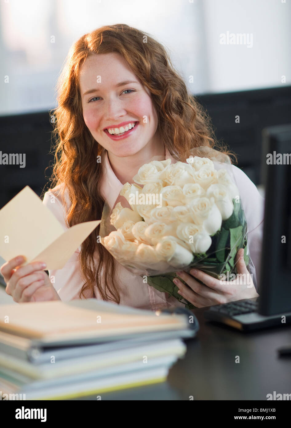 Woman holding bouquet de fleurs Banque D'Images