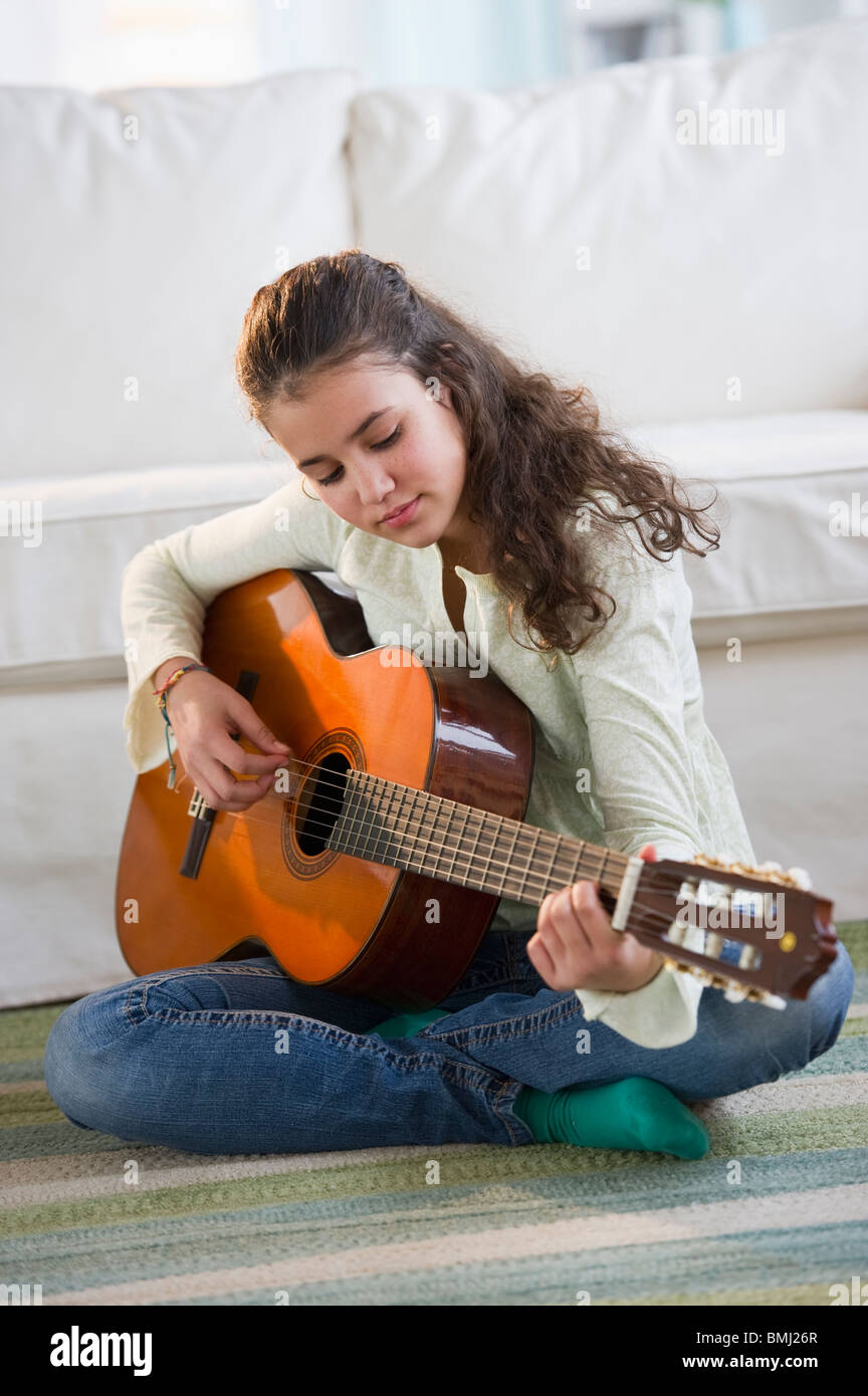 Jeune fille qui joue de la guitare Photo Stock - Alamy