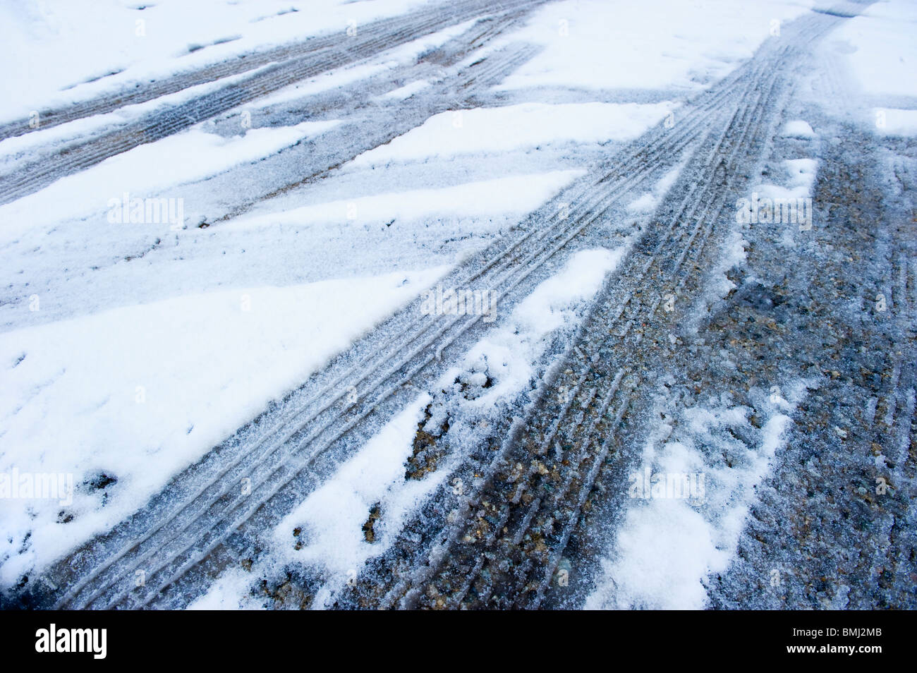 Les traces de pneus dans la neige Banque D'Images