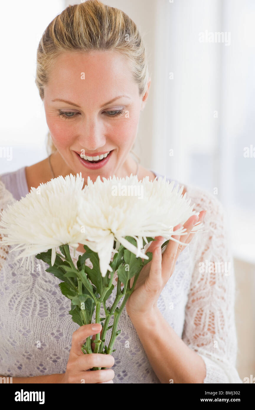 Femme tenant un bouquet de fleurs blanches Banque D'Images