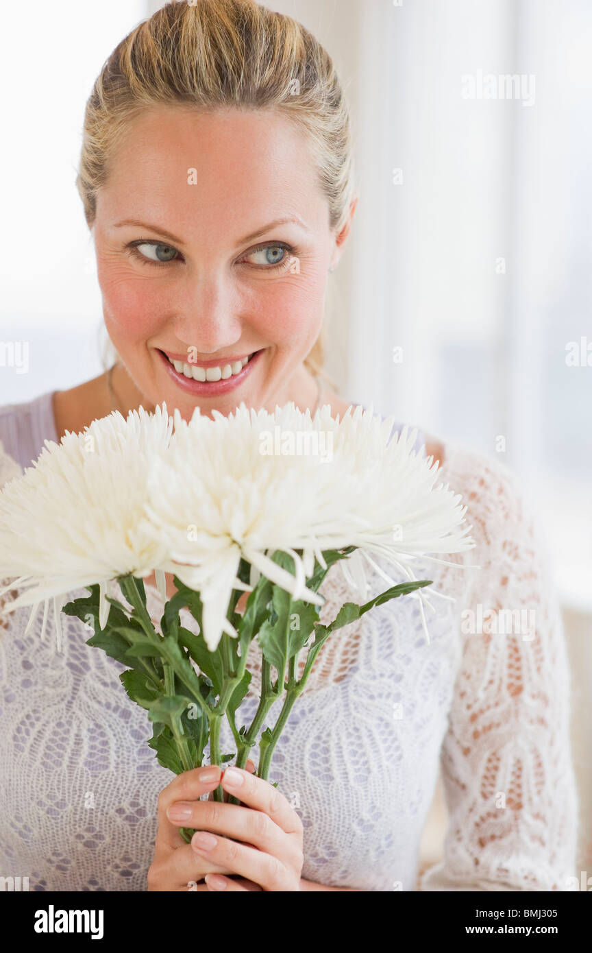Femme tenant un bouquet de fleurs blanches Banque D'Images