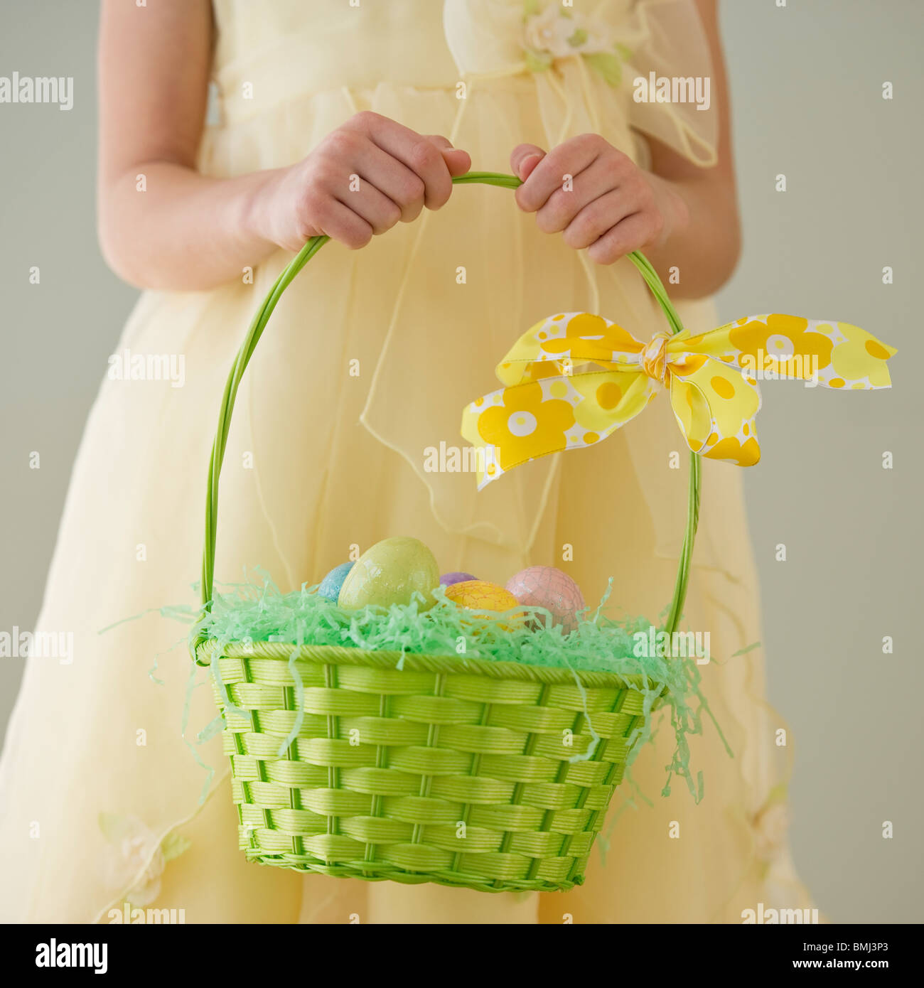 Jeune fille tenant un panier d'oeufs de Pâques Banque D'Images