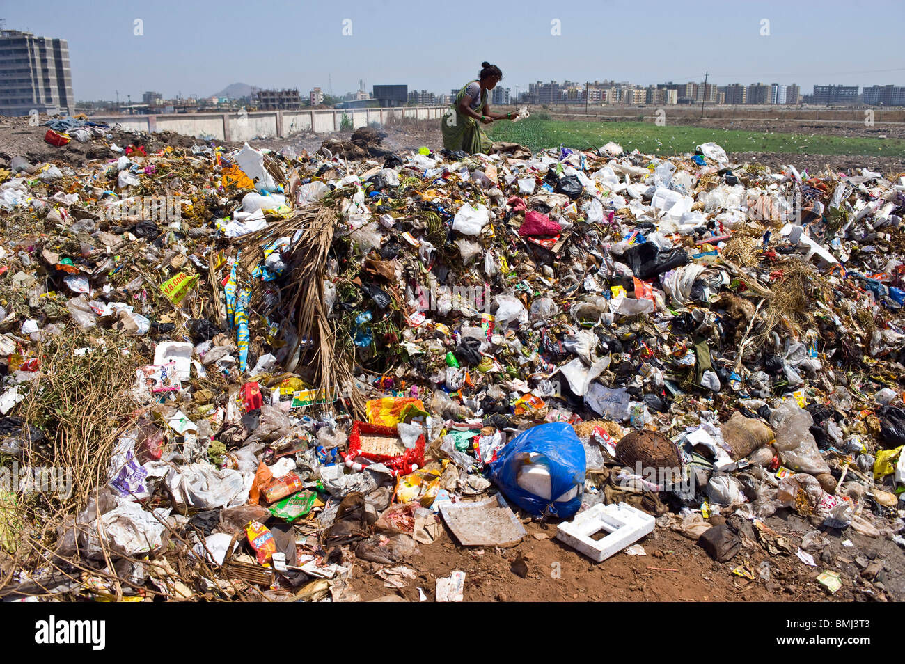 Une femme de recyclage ordures collecteur ou ragpicker sélectionne les ordures d'un dump de vendre sur Virar Mumbai India. Banque D'Images