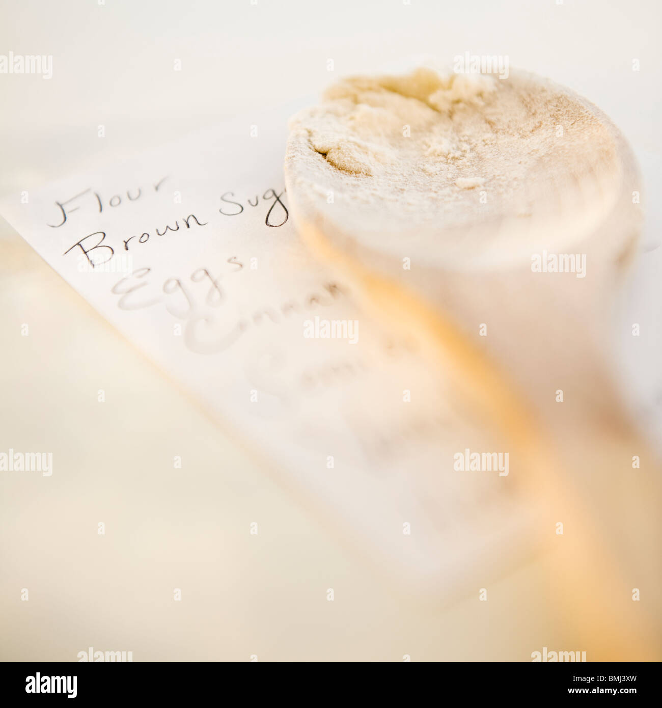 Cuillère en bois sur le dessus de la liste d'achats Banque D'Images