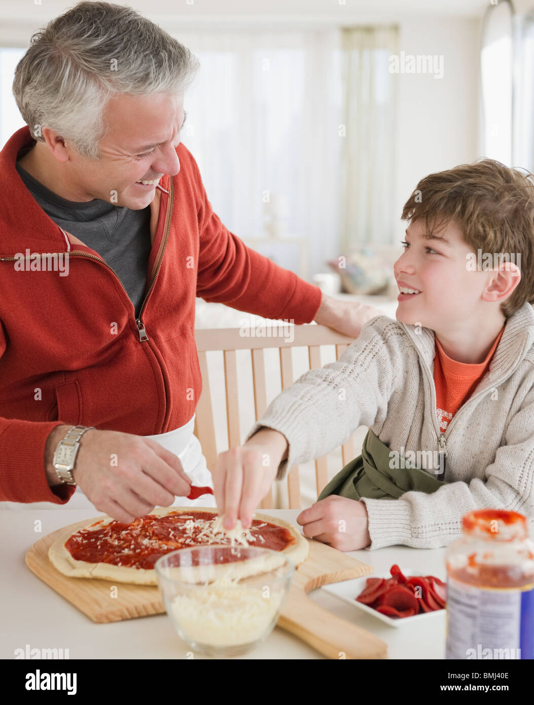 Père et fils pizza Banque D'Images