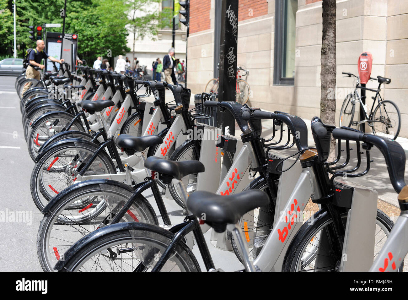 Une rangée de vélos Bixi [verrouillé] dans leurs titulaires dans le public système vélo à Montréal. Banque D'Images