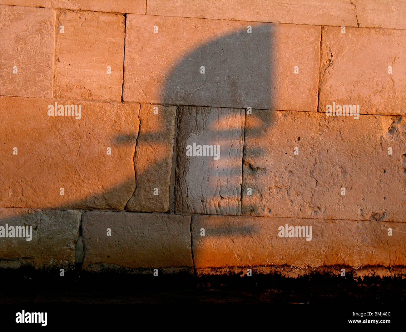 Gondola - silhouette sur un mur à Venise, Italie dans la soirée Banque D'Images