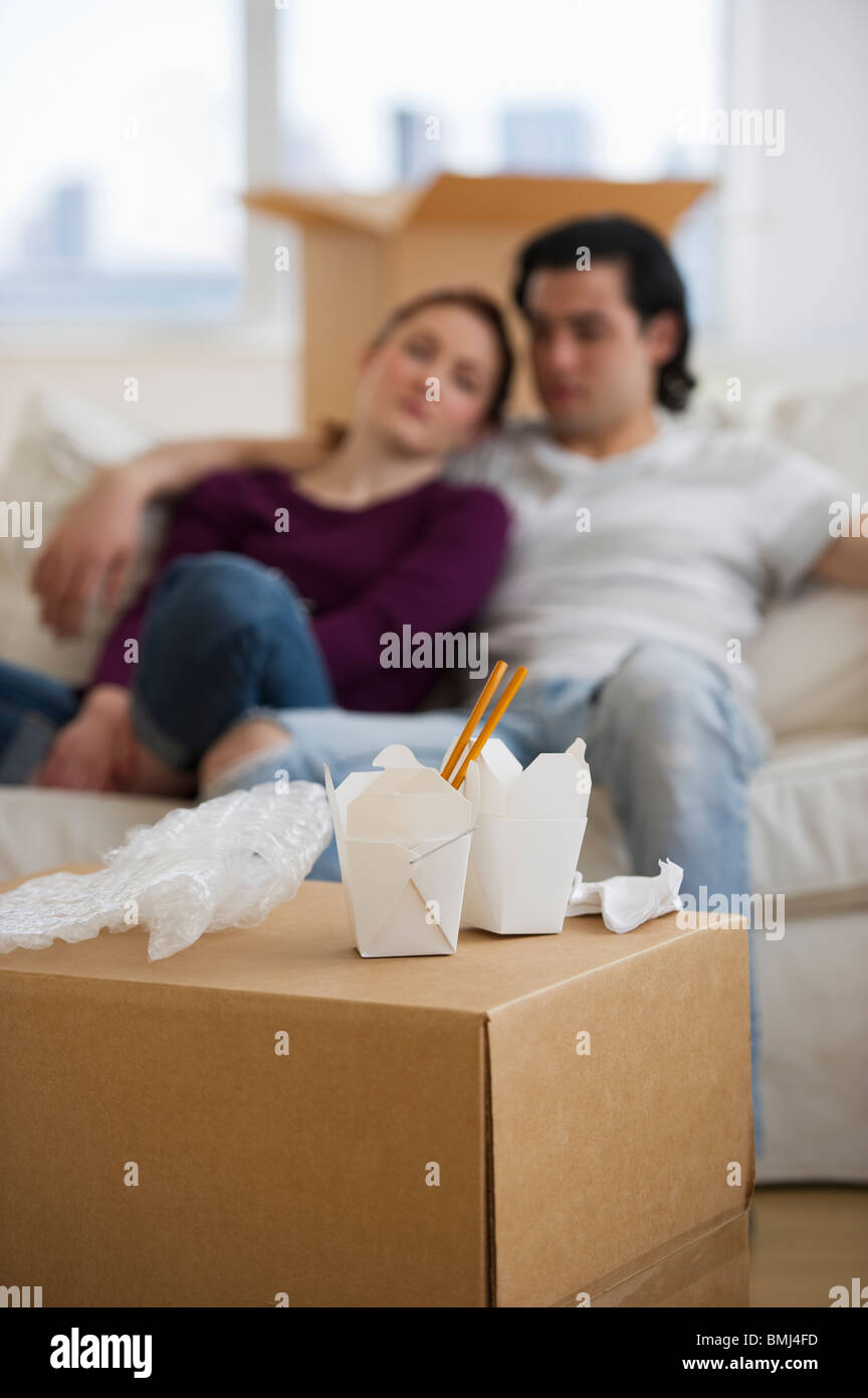 Couple relaxing on couch Banque D'Images