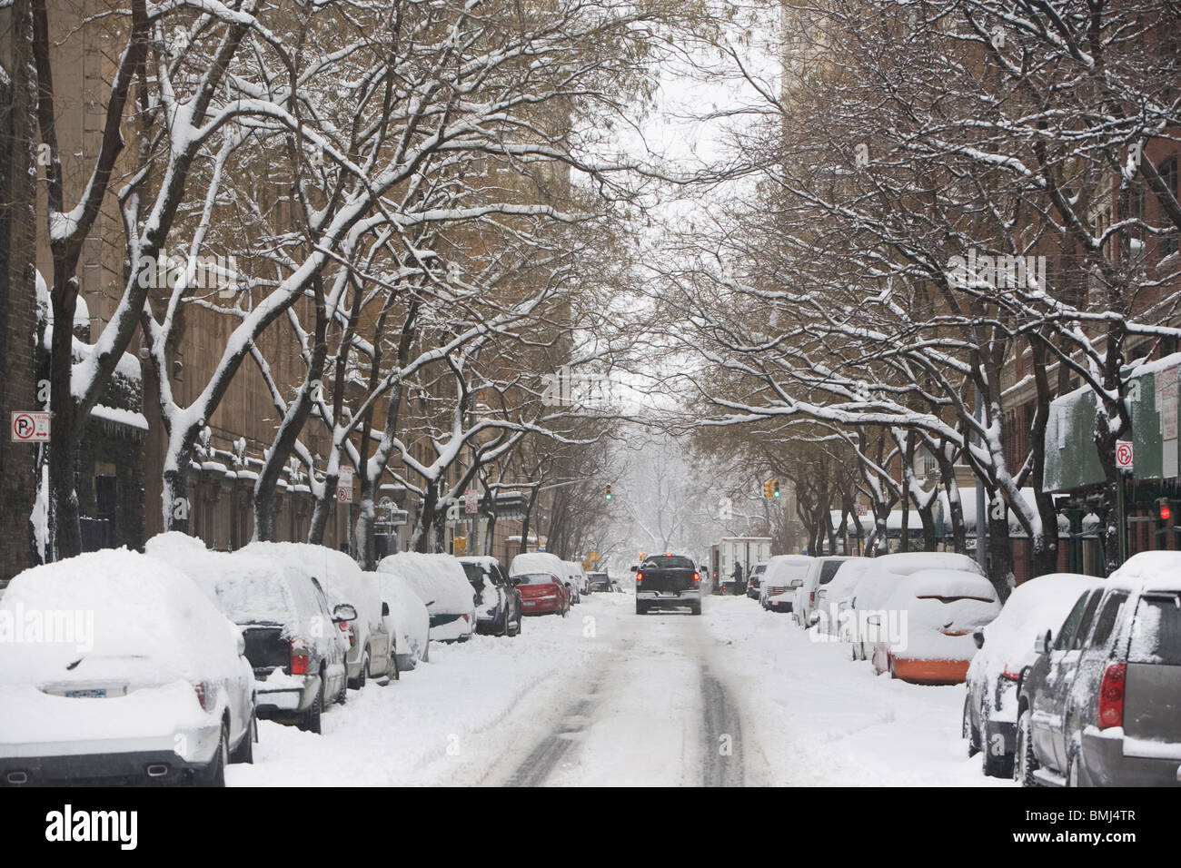 Rue couverte de neige Banque D'Images