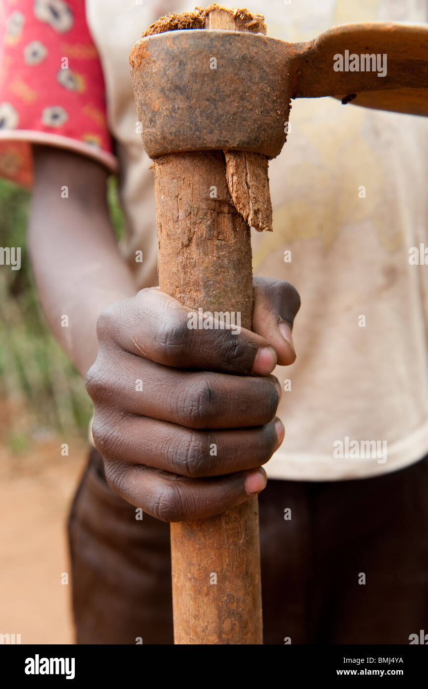 Close up d'une main tenant une houe. Le Rwanda. Banque D'Images