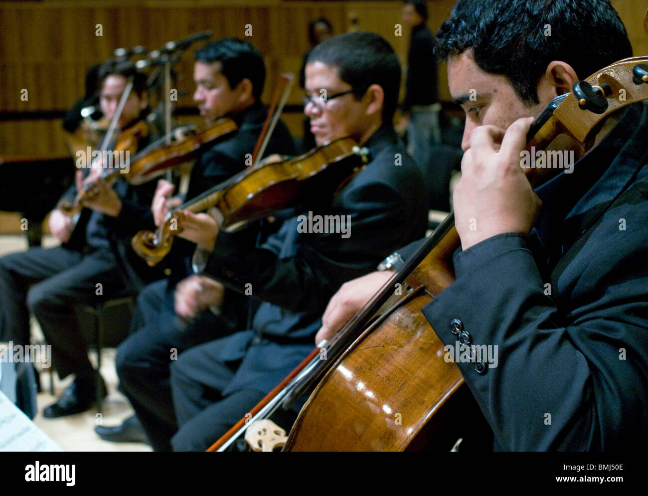 L'Orchestre des jeunes SIMON BOLIVAR VENEZUELA JOUANT À CARACAS Banque D'Images