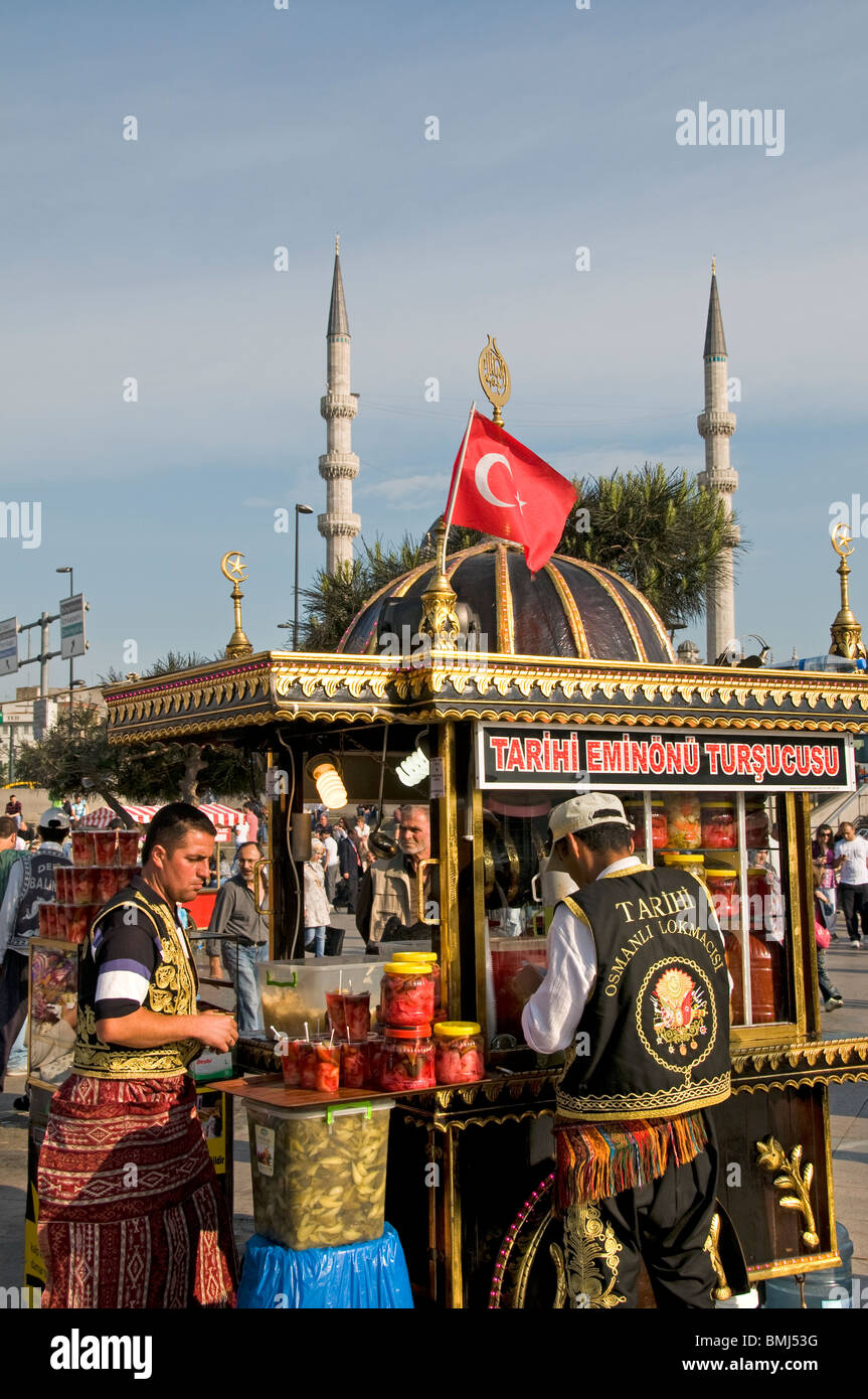 Restaurant Istanbul Golden Horn pont de Galata Mosquée Yeni Camil bord Eminonu Meydani Banque D'Images