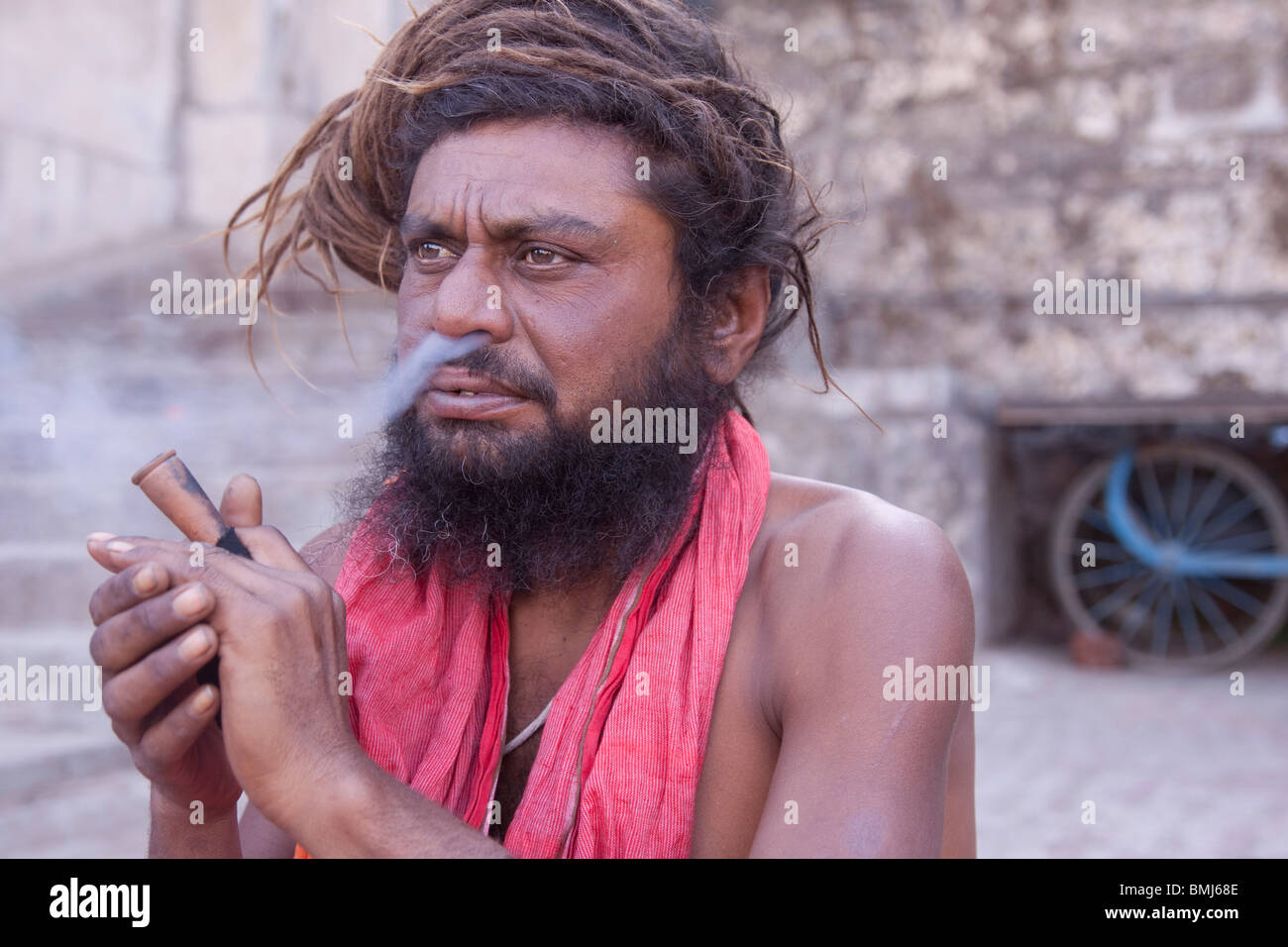 Sadhu fumeurs Charis (hachage) à Nasik Inde Banque D'Images