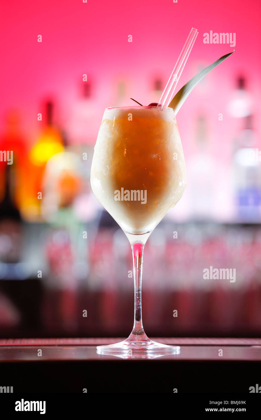 Pina Colada cocktail sur un bar, rouge et fond rose Banque D'Images