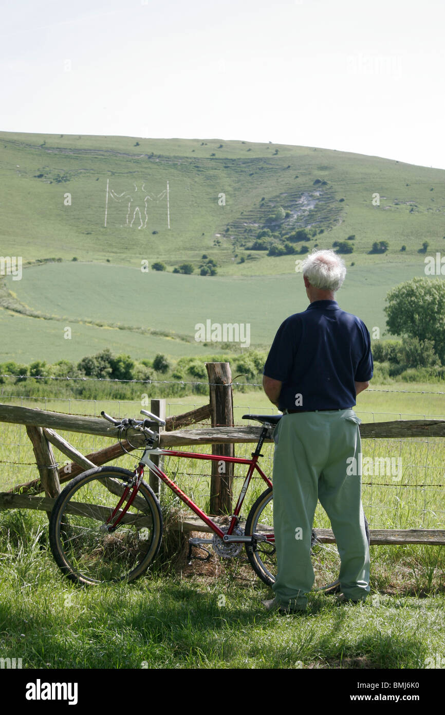 Un cycliste vues le long Man de Wilmington South Downs East Sussex England UK Banque D'Images