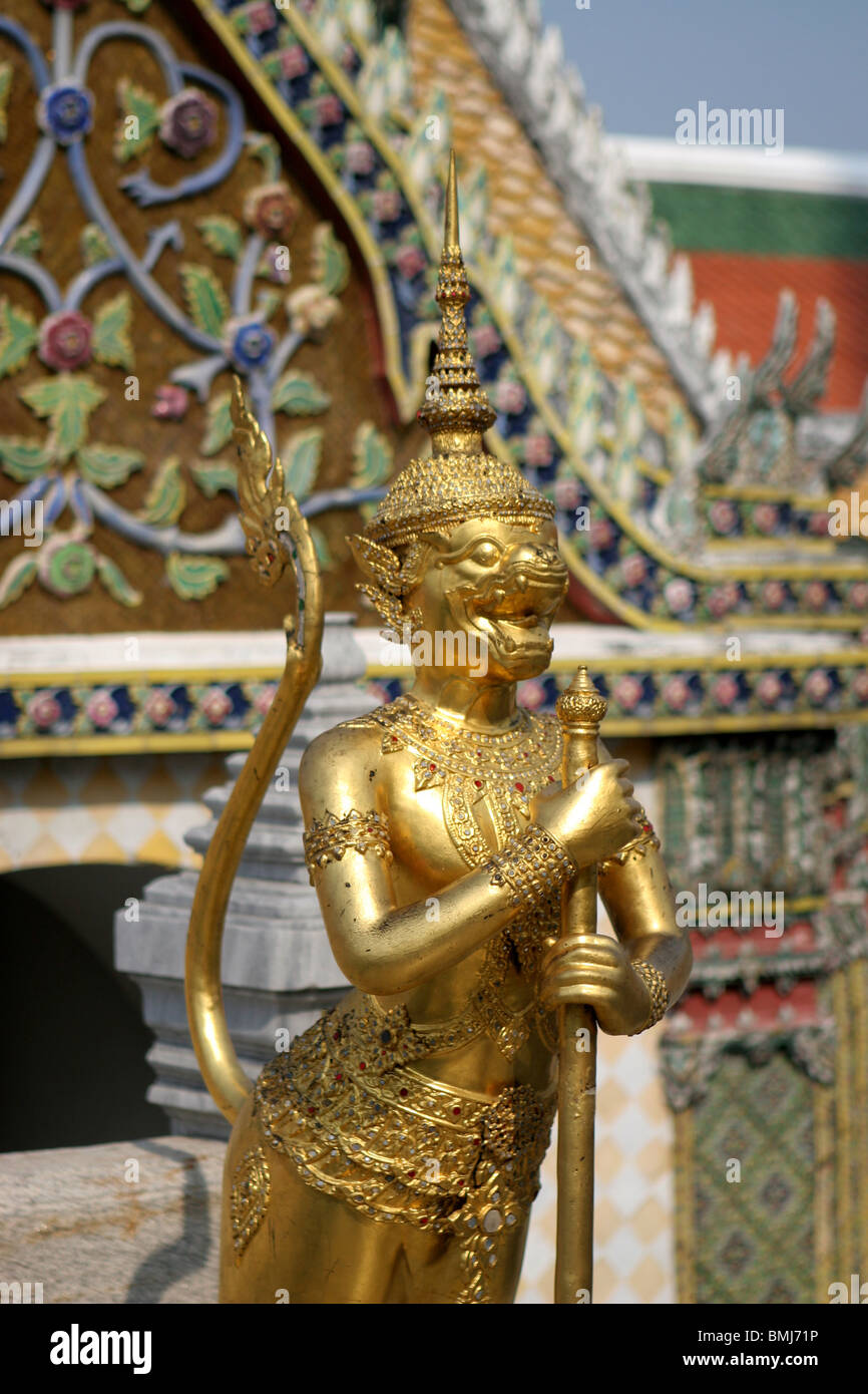 Statue d'un kinnara dans Wat Phra Kaew, le Grand Palais de Bangkok. La Thaïlande. Banque D'Images