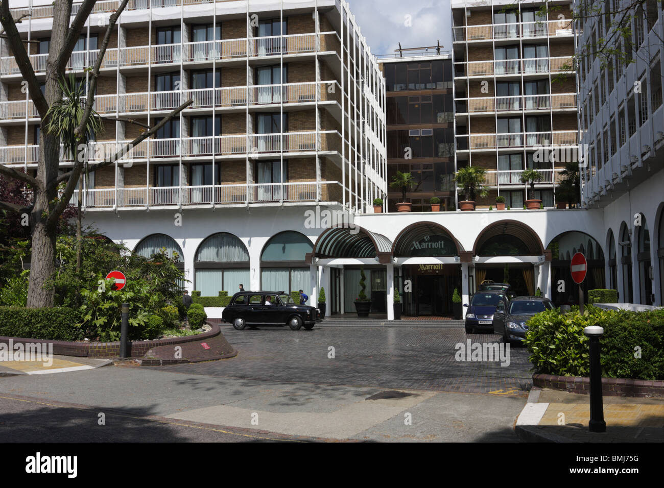 L'ouvrir et de larges parvis de la principale Marriott Hotel Regents Park. Banque D'Images