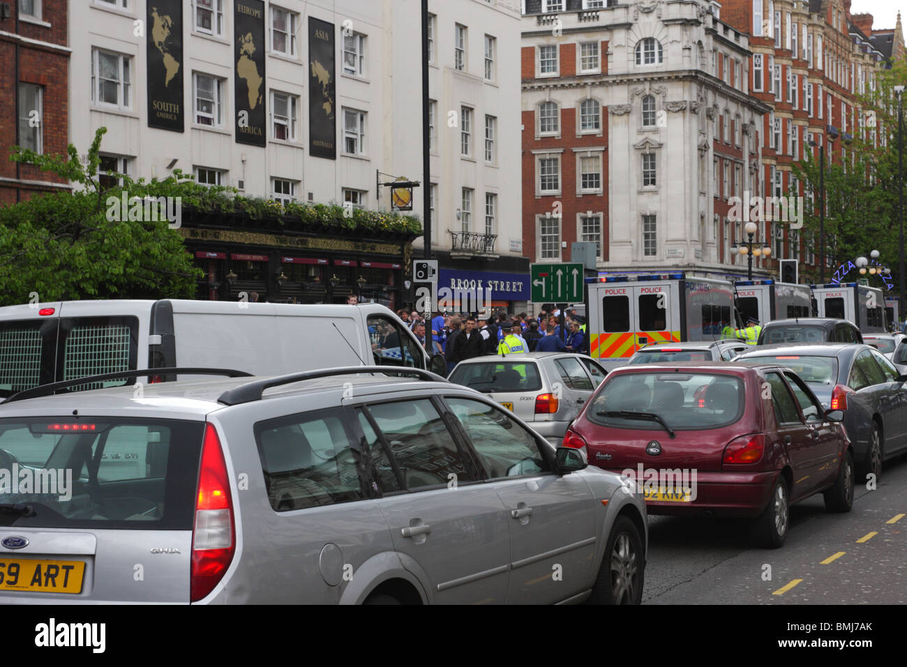 Football à l'extérieur de la foule indisciplinée Globe public house sur Marylebone Road sur FA Cup dernière journée à Londres. Banque D'Images