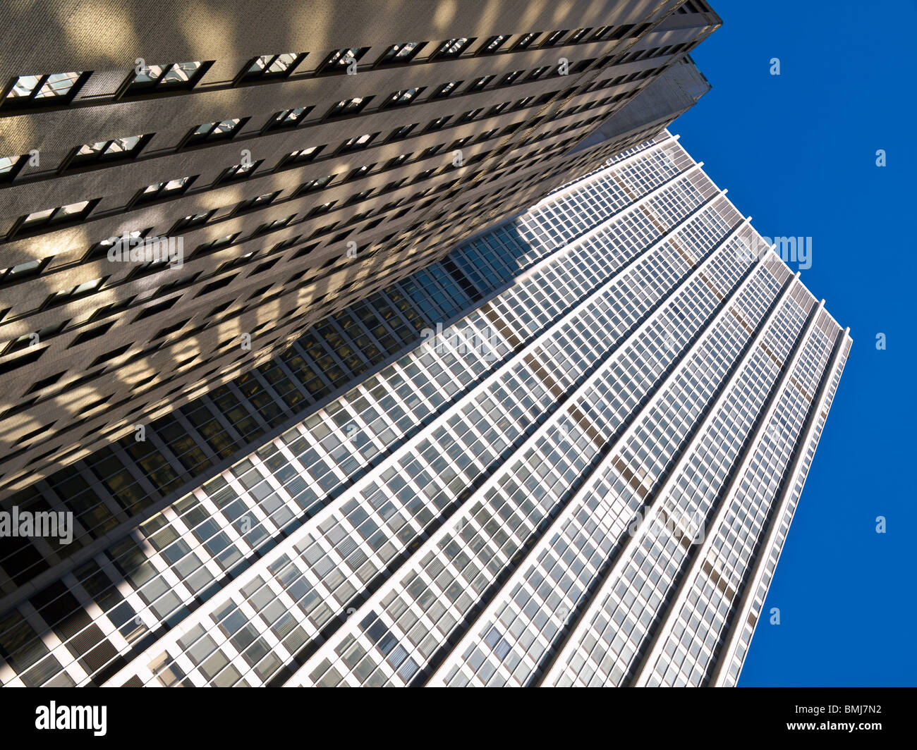 Deux gratte-ciel contre un ciel bleu parfait. Banque D'Images