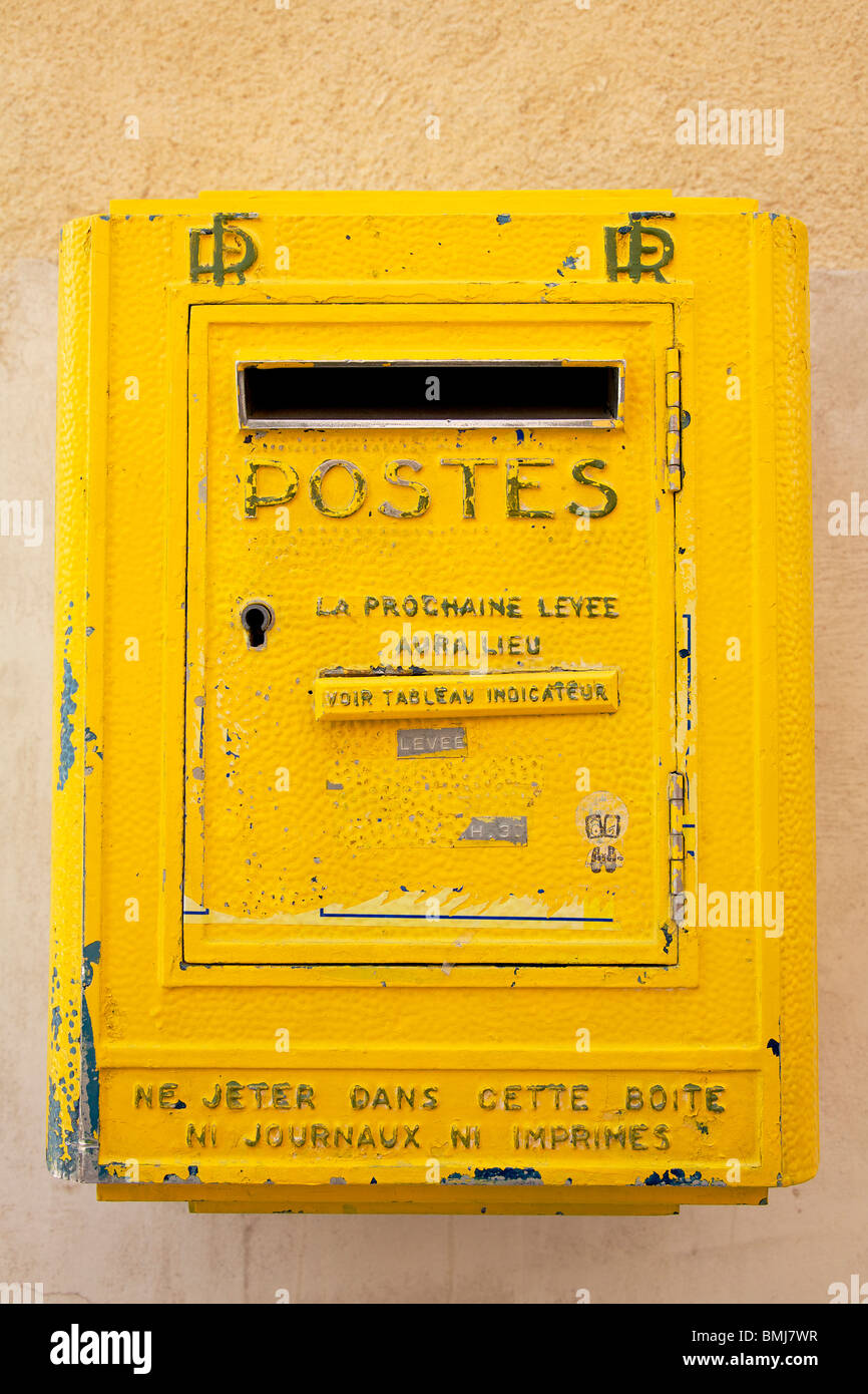 Montage mural jaune post box en France Banque D'Images