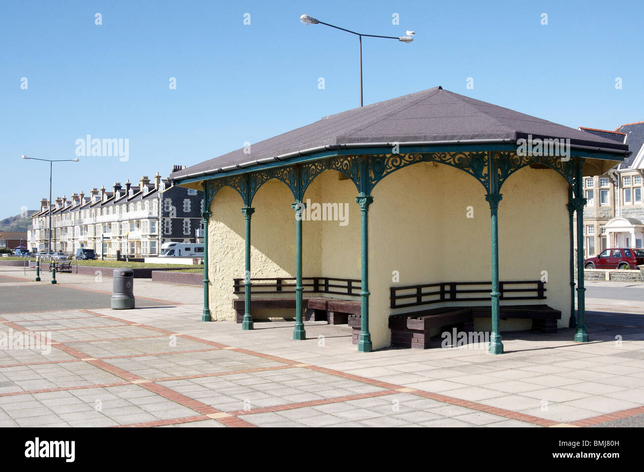 Front de mer à Tywym, Gwynedd. Les Infirmières de l'abri a été érigée en 1897 par John Corbett pour célébrer le jubilé de Victoria. Banque D'Images