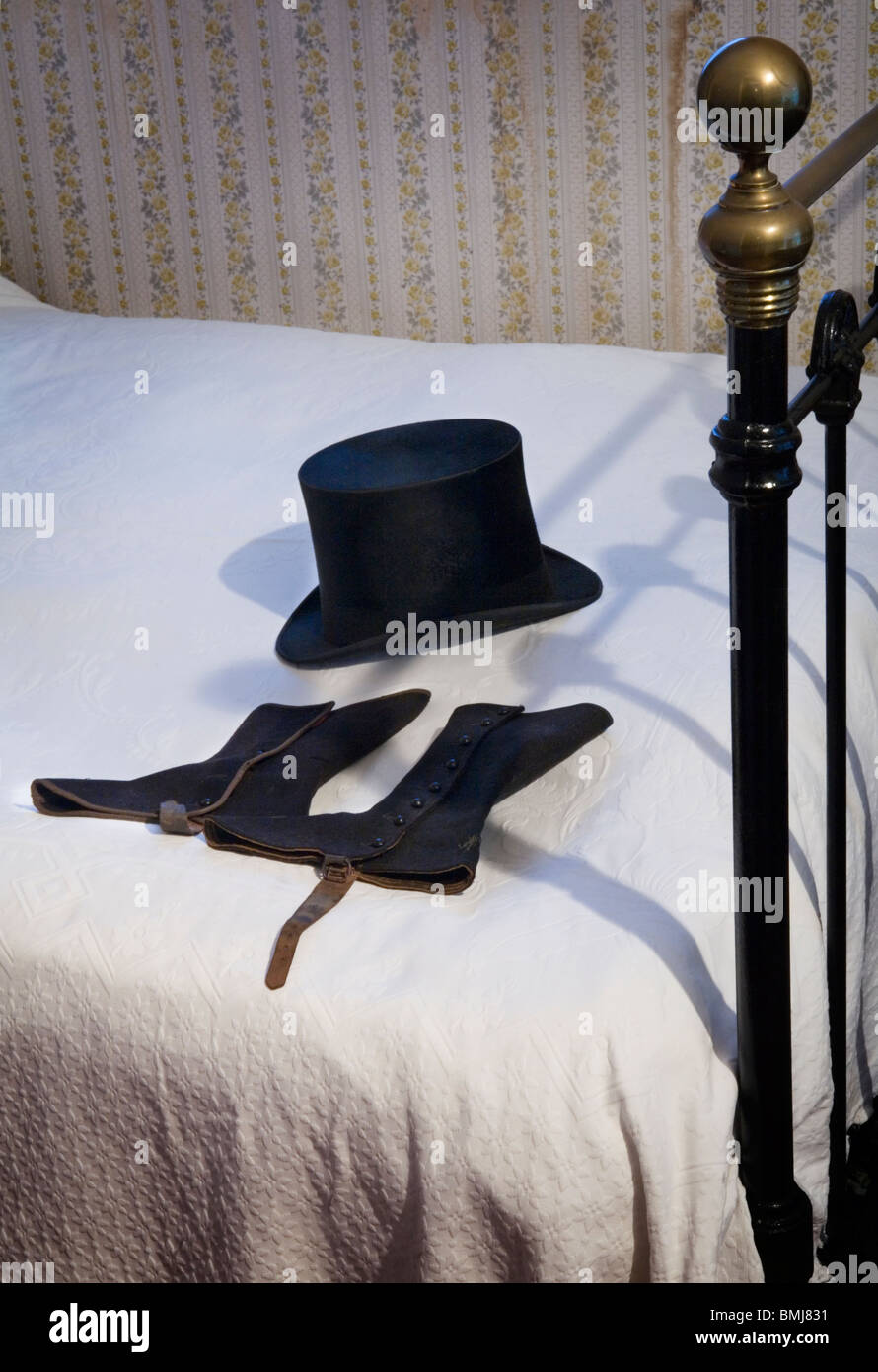 Un dix-neuvième (XIXE) siècle (années 1800) chambre avec un chapeau sur le lit, Auckland, Nouvelle-Zélande Banque D'Images