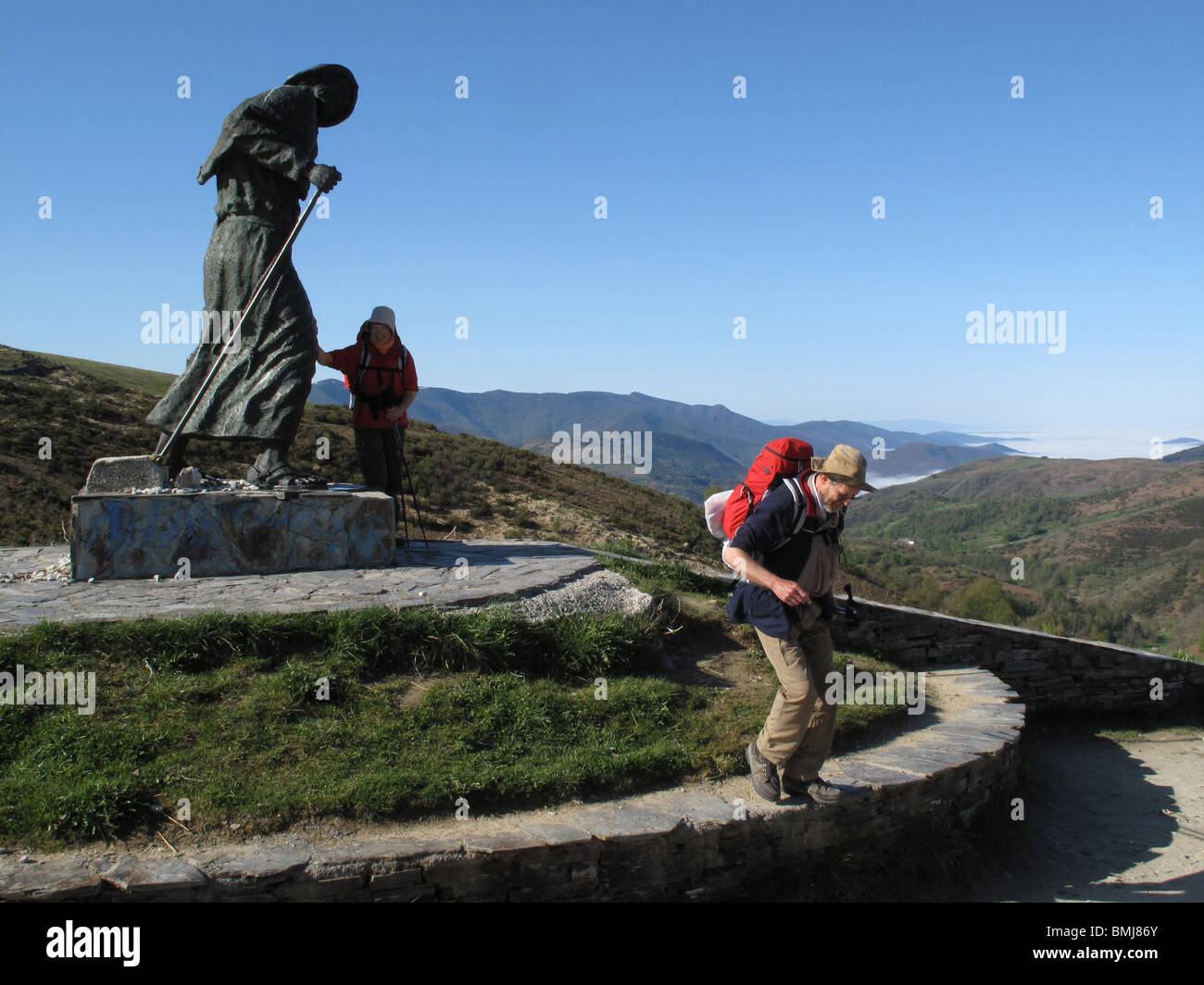 Statue de pèlerin dans la colline de San Roque. La Galice. L'Espagne. Chemin de Saint Jacques. Banque D'Images