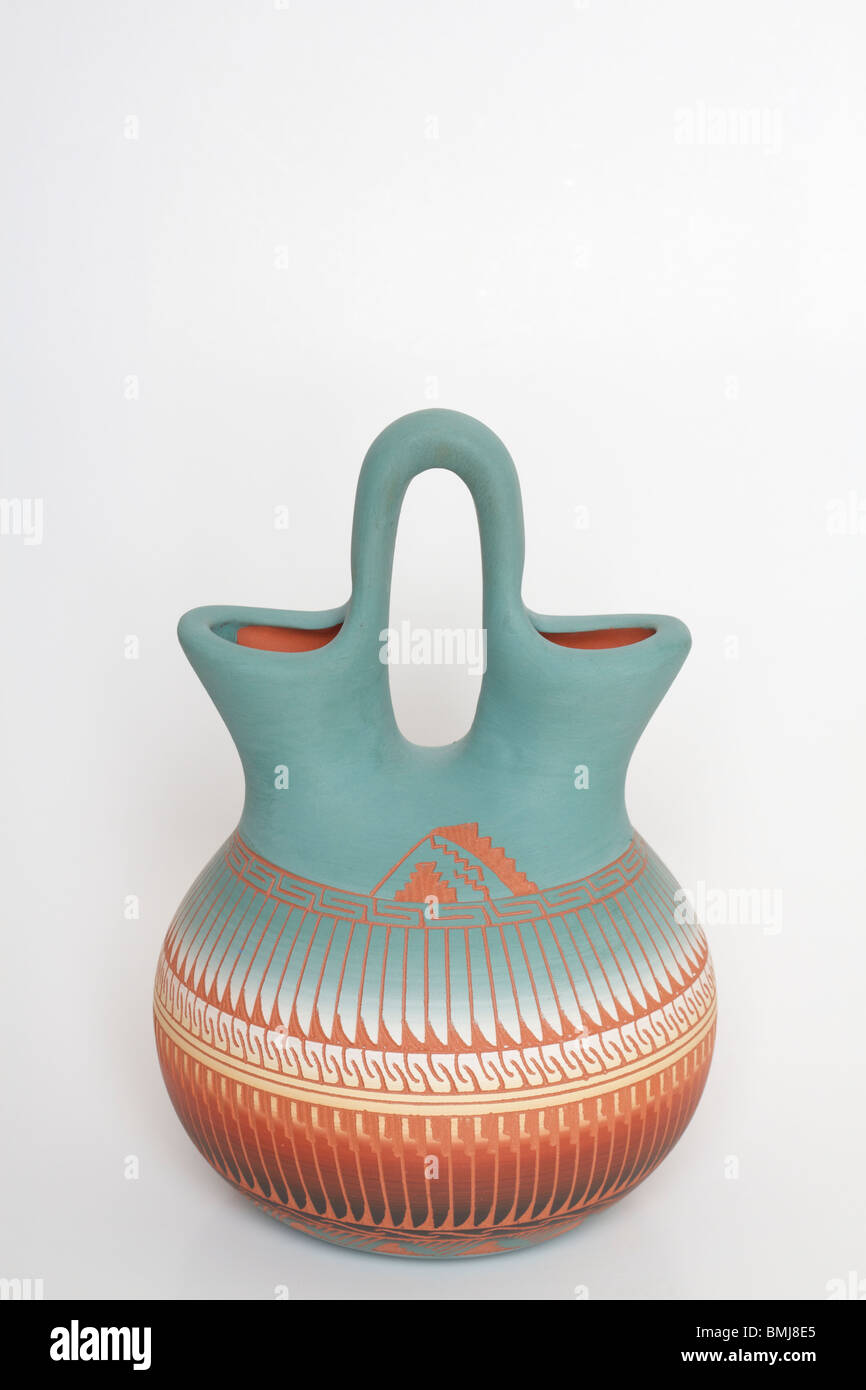 Native America vert et d'ocre Navajo Indien Vase de mariage sur un fond blanc. Banque D'Images
