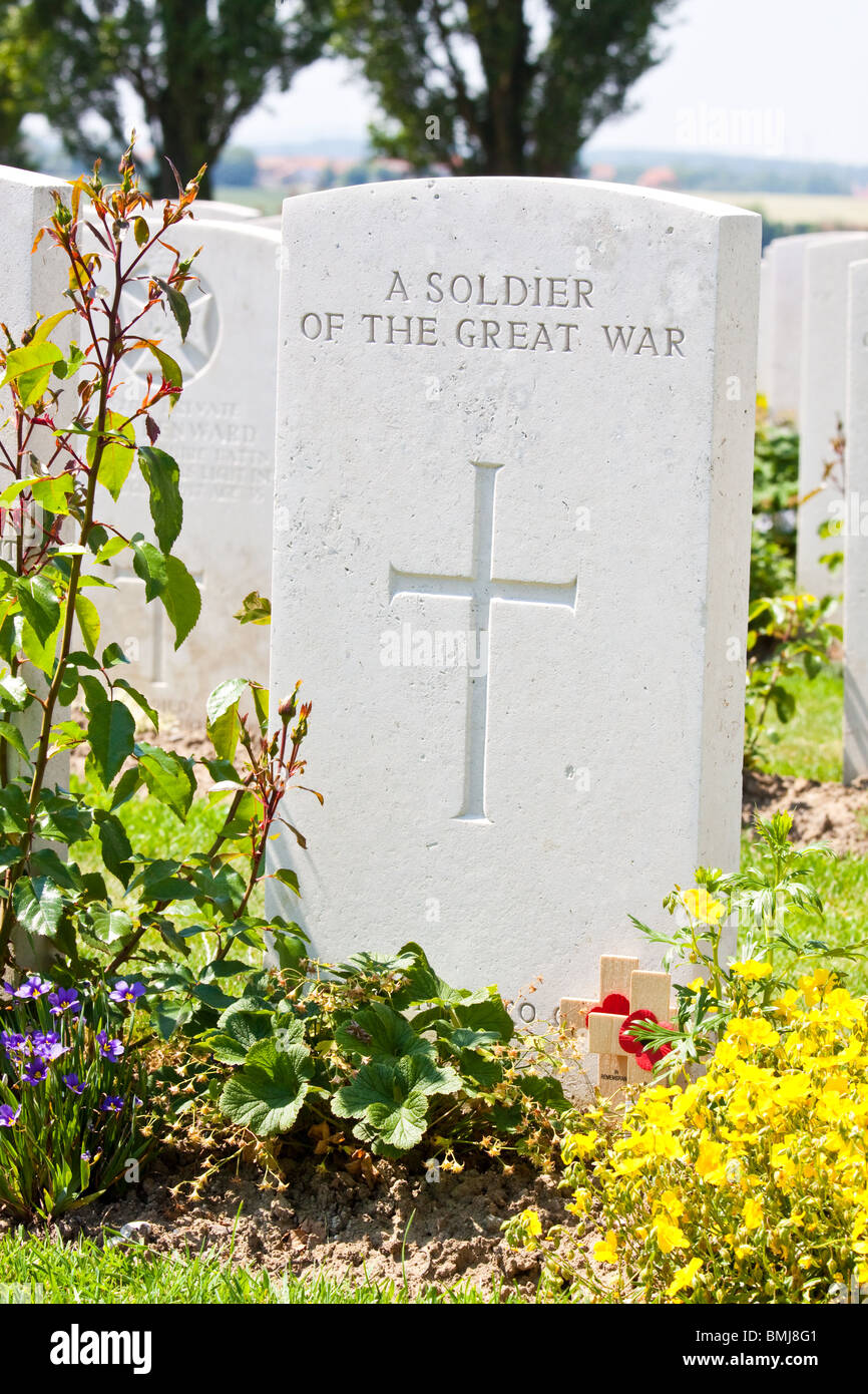 Tombes de guerre au cimetière de Tyne Cot près de Passchendaele Belgique Banque D'Images