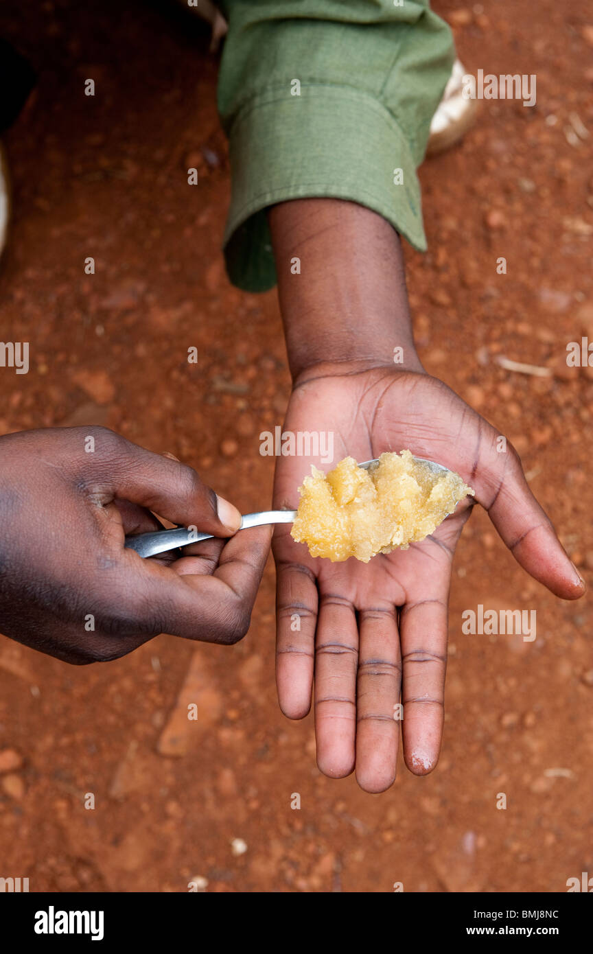 L'homme avec le miel, qui sera utilisé dans la maison et de le vendre aussi. Le Rwanda. Banque D'Images