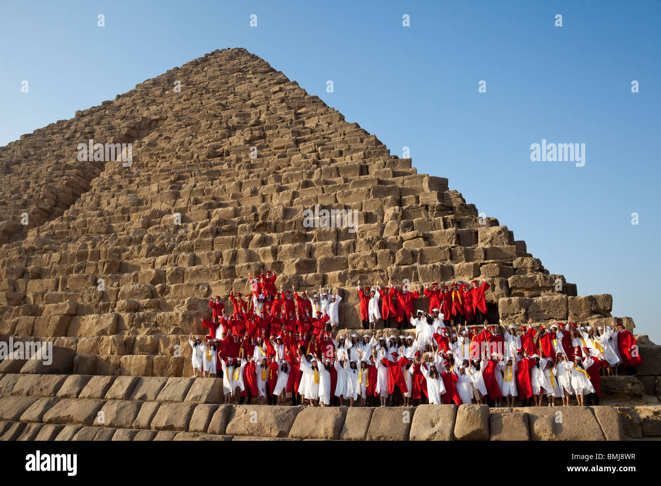 Classe de 2010 Cairo American College (CAC) l'obtention du diplôme qui posent sur la pyramide de Mykérinos, Gizeh, Le Caire, Égypte. Banque D'Images