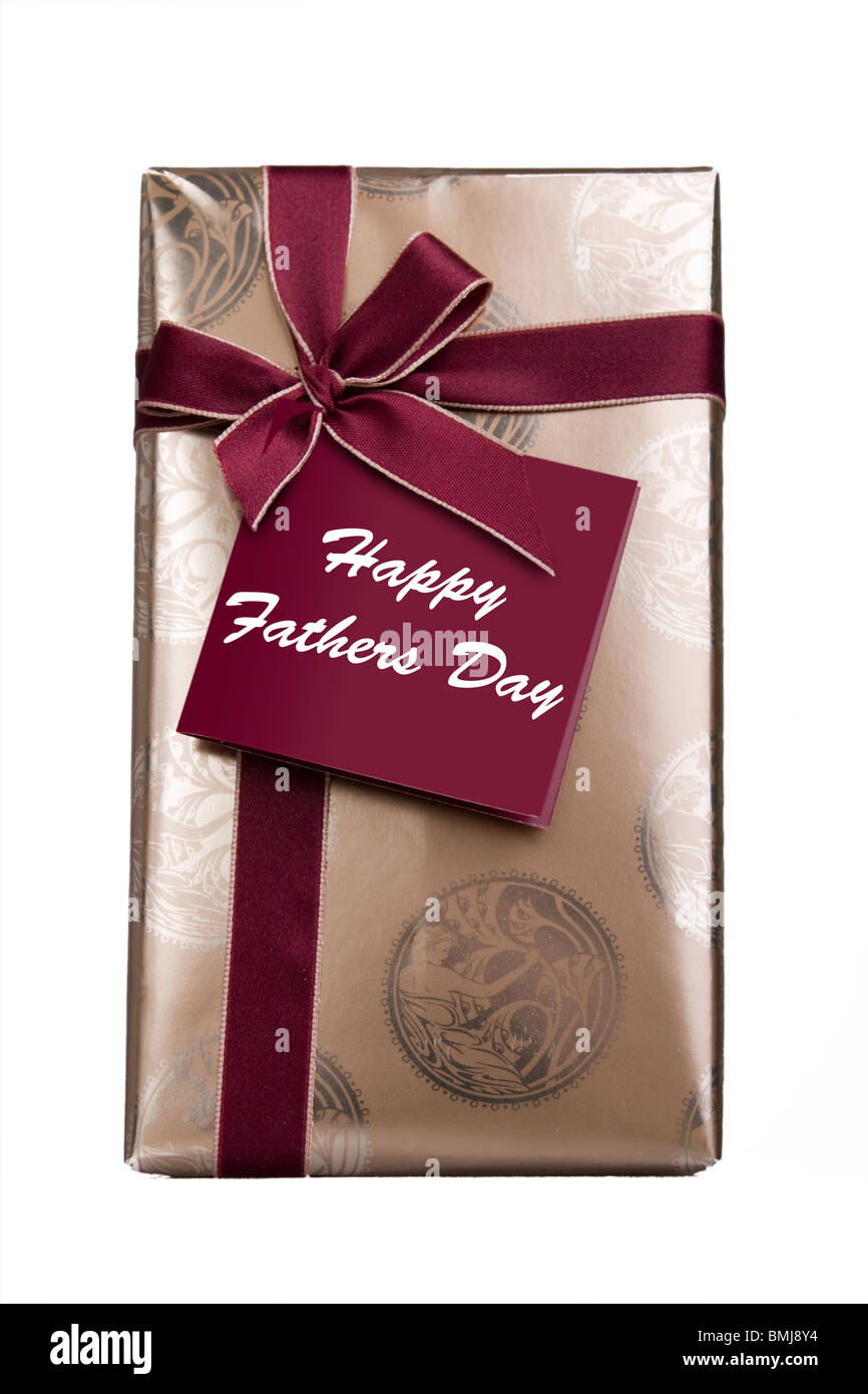 Gift wrapped present avec 'Happy Fathers Day' sur la carte Banque D'Images