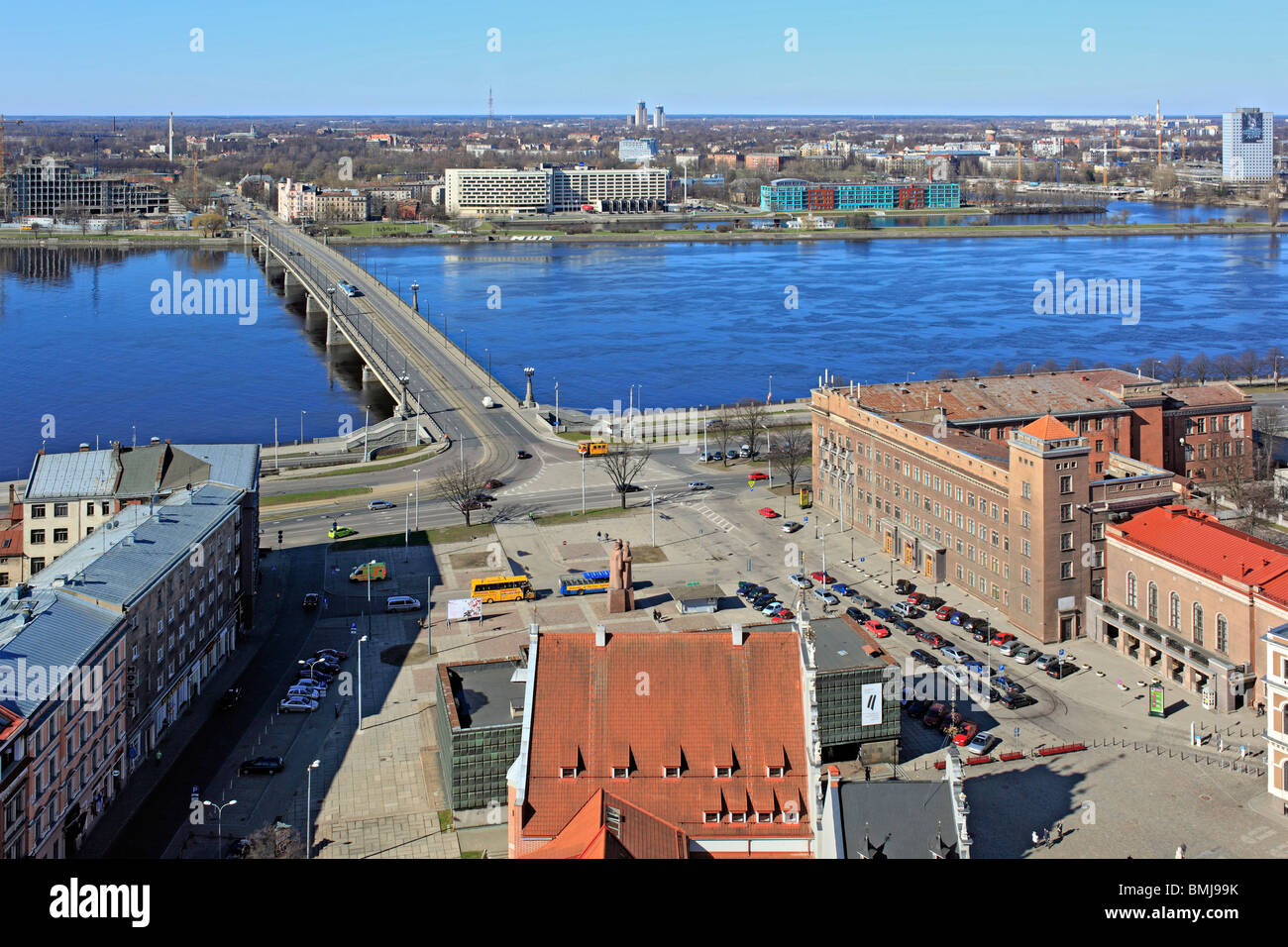 Pont sur la rivière Daugava moderne, Riga, Lettonie Banque D'Images