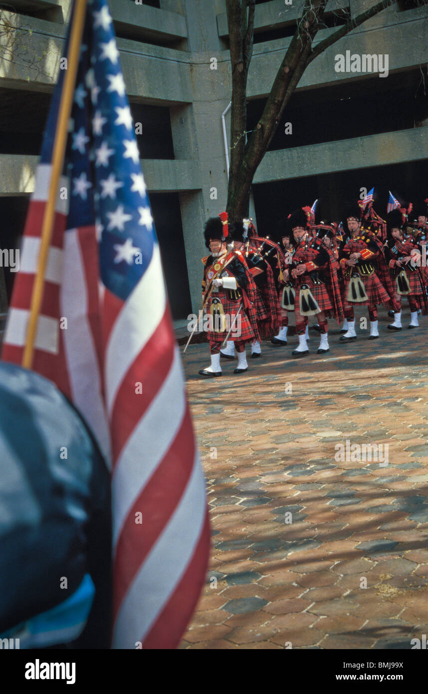 Petite ville défilé patriotique Americana célébrations fierté drapeau américain foule de spectateurs Banque D'Images