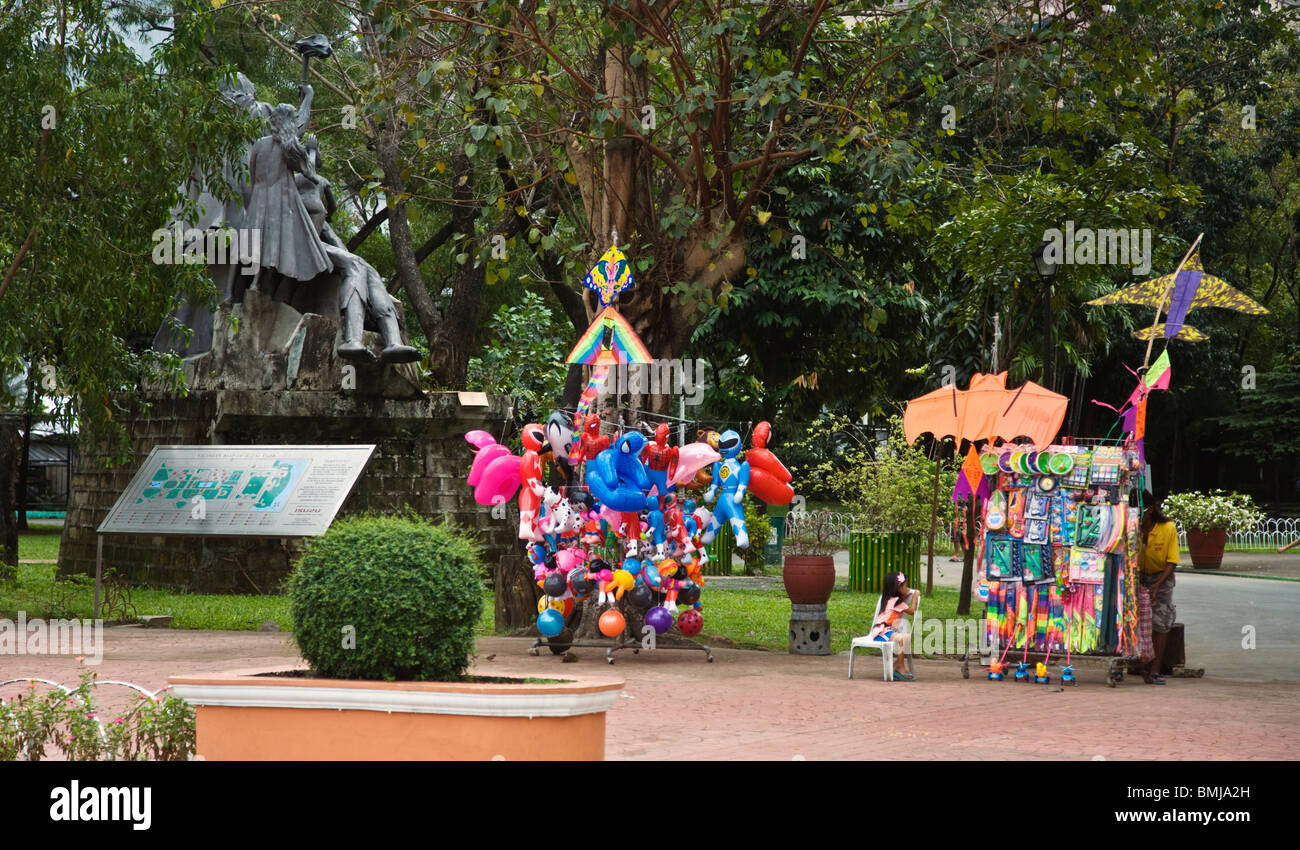 Des ballons et des cerfs-volants à vendre à RIZAL PARK anciennement Parc Lunetta - MANILLE, PHILIPPINES Banque D'Images