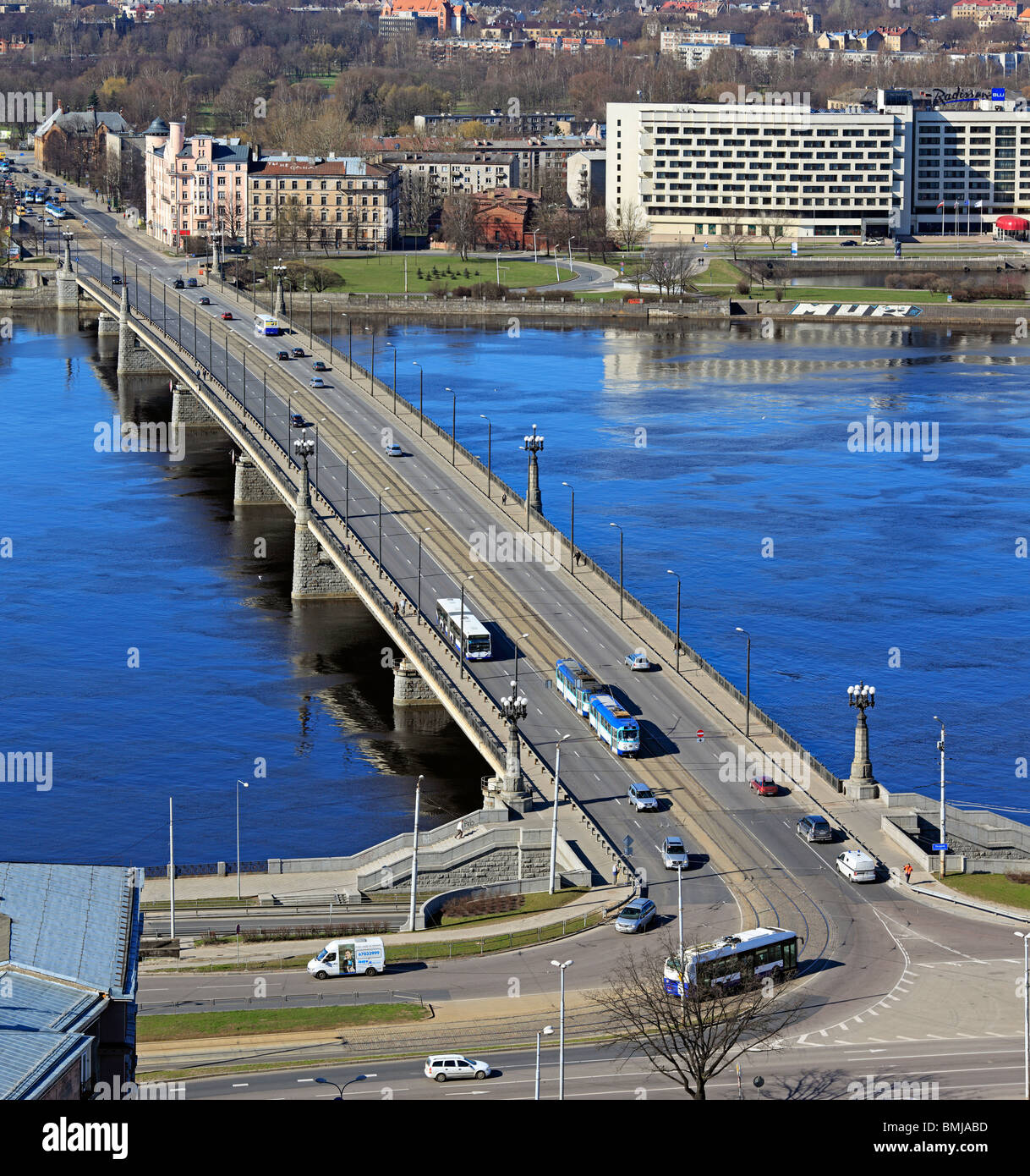 Pont sur la rivière Daugava moderne, Riga, Lettonie Banque D'Images