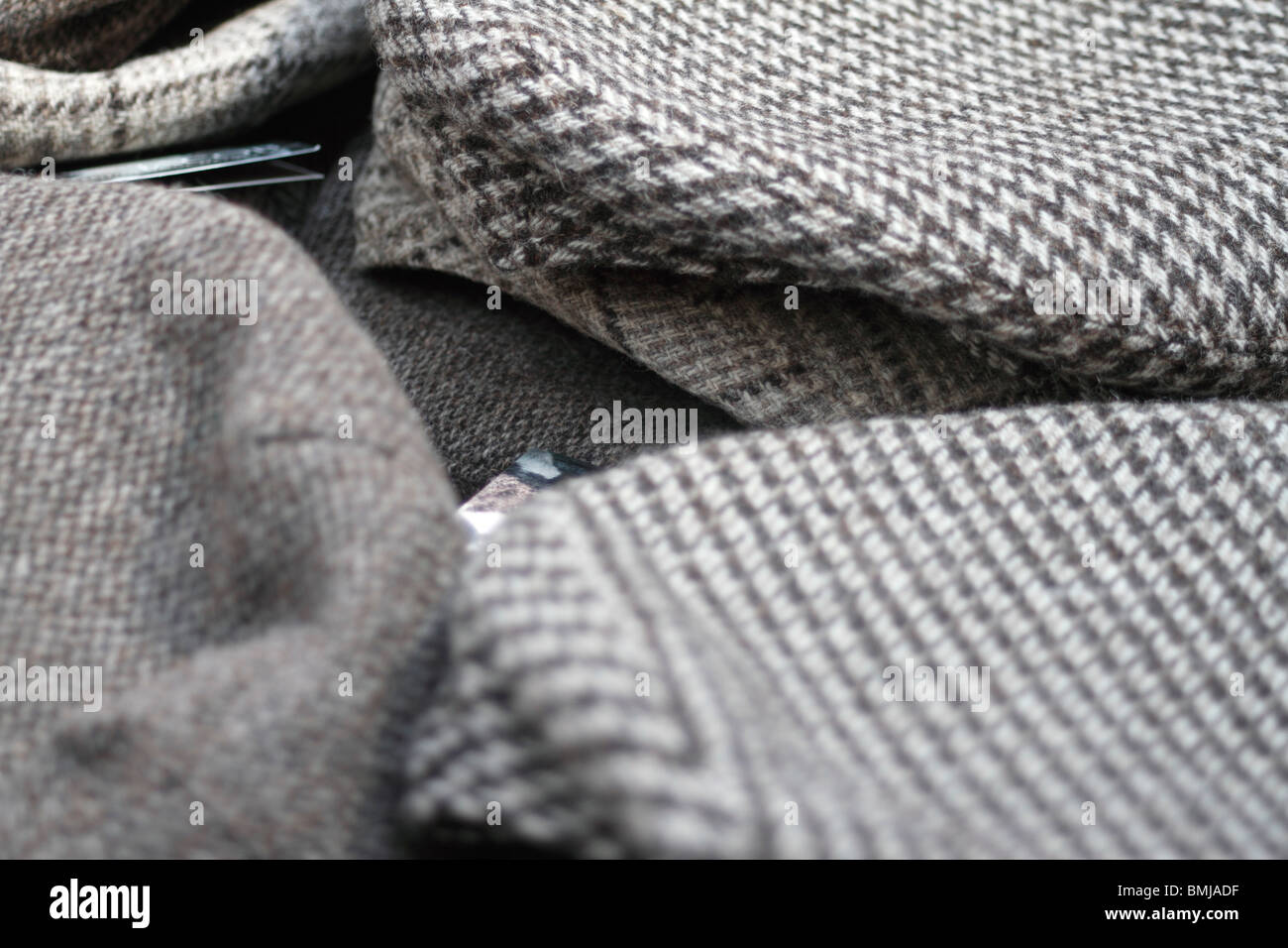 Une sélection de Tweed (télévision) casquette sur une table. Tweed est un rude, grossier, itchy, tissu de laine inachevé, d'un soft, ouvert, flexibl Banque D'Images