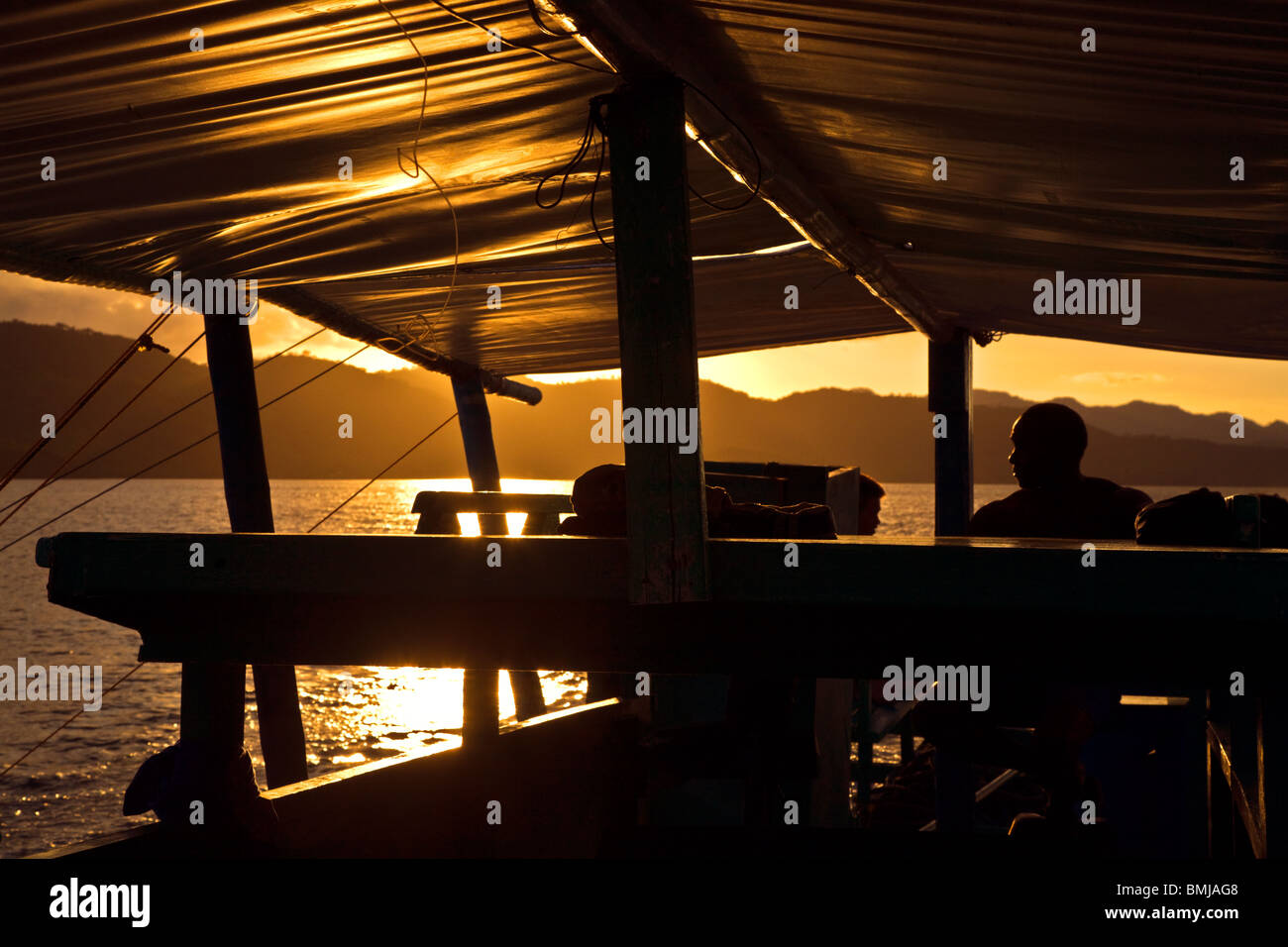 Coucher de soleil derrière un petit bateau près de BUSUANGA ISLAND dans le groupe CALAMIAN - PHILIPPINES Banque D'Images