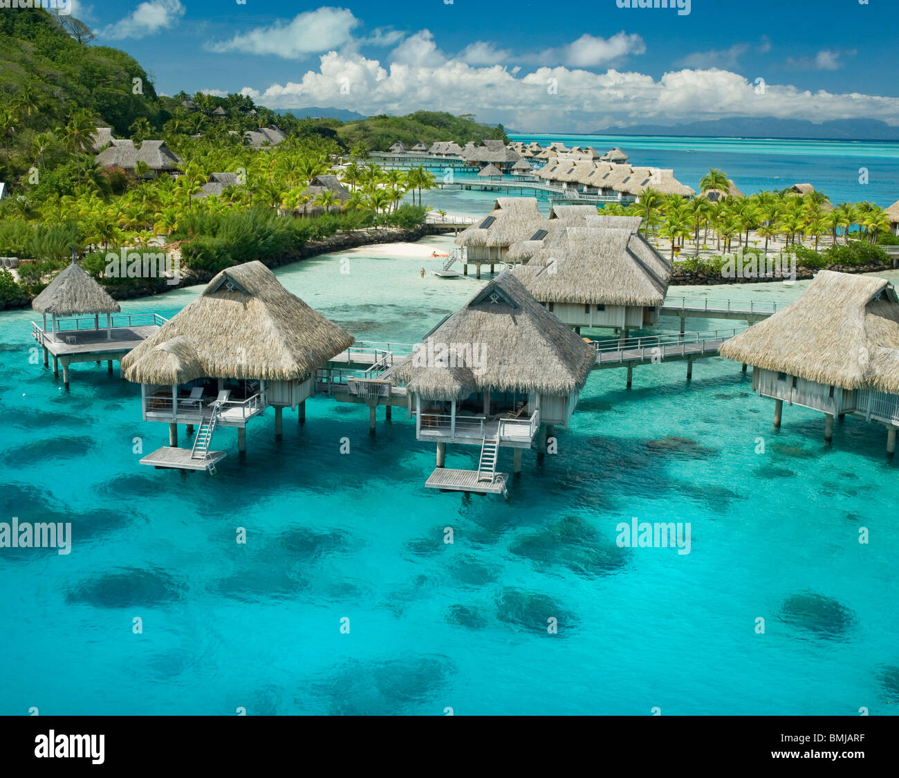 Bungalows sur pilotis de l'hôtel Hilton Bora Bora Nui Resort hôtel sur l'île de Bora Bora Banque D'Images