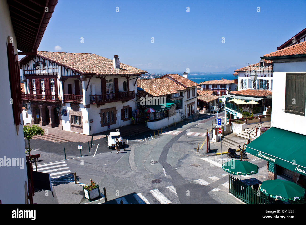 Rue principale du village de Bidart, Pays basque Banque D'Images