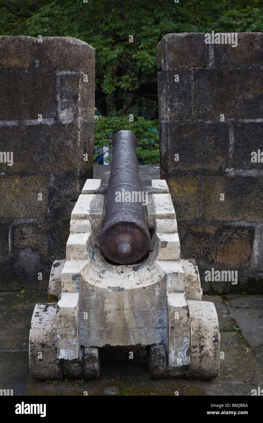 Vieux canon sur les murs de l'historique quartier espagnol d'Intramuros - MANILLE, PHILIPPINES Banque D'Images
