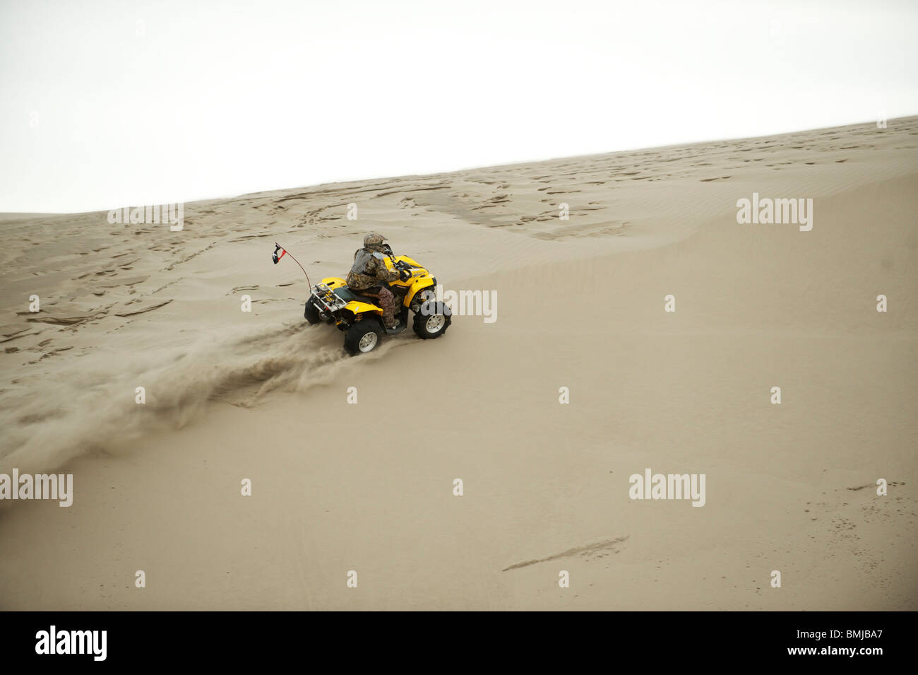 Les autodunes, quads, motos et ATCs, balade à travers les dunes de sable de St., New York, USA. Banque D'Images