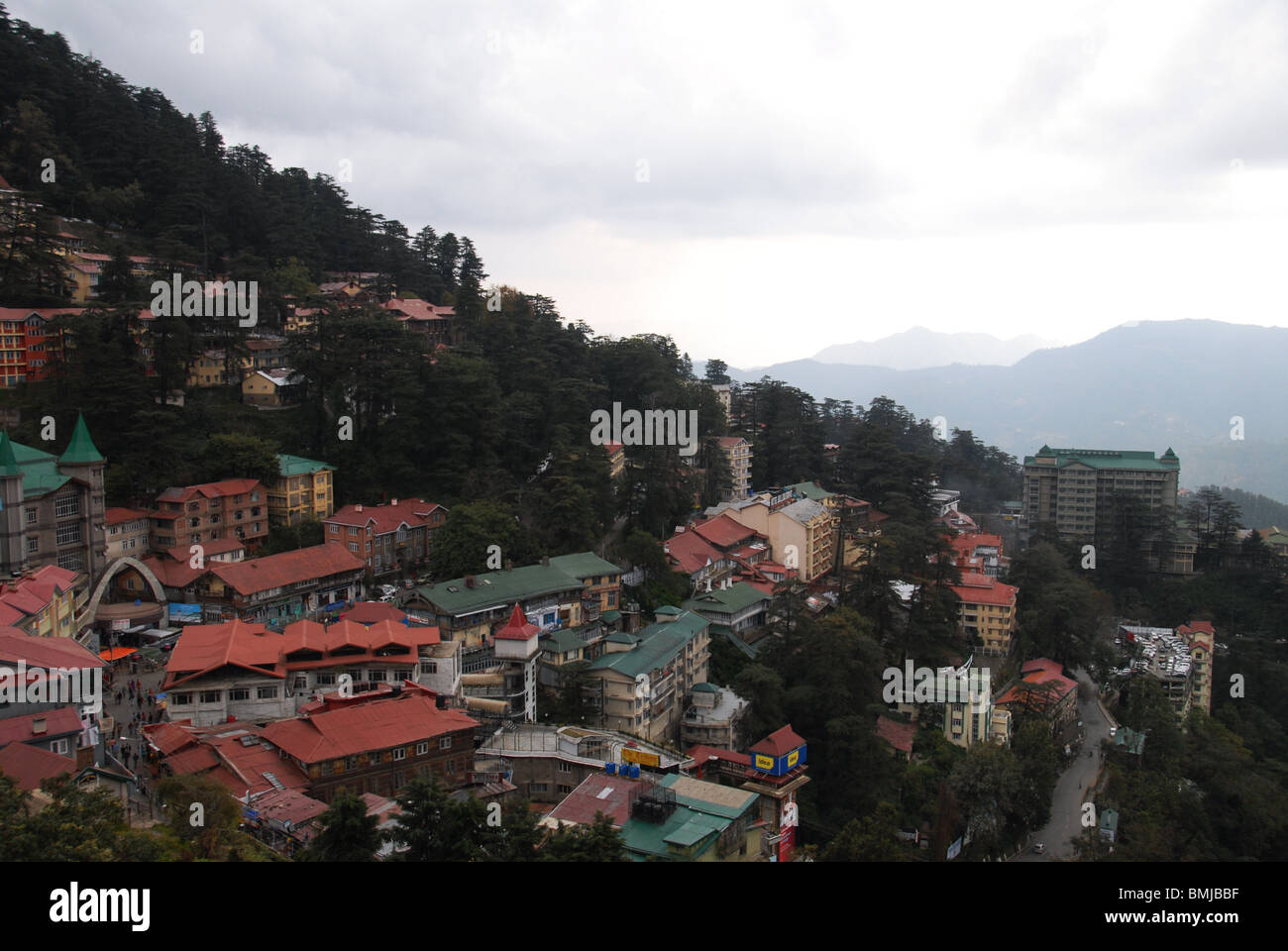 Donnant sur la station de colline indien de Shimla, Himachal Pradesh, au pied de l'himalaya Banque D'Images